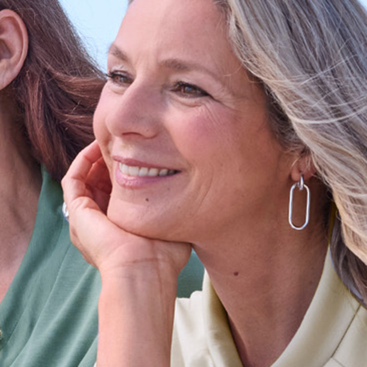 Drei Frauen am Strand mit dem Text "JETZT IST MEINE ZEIT."