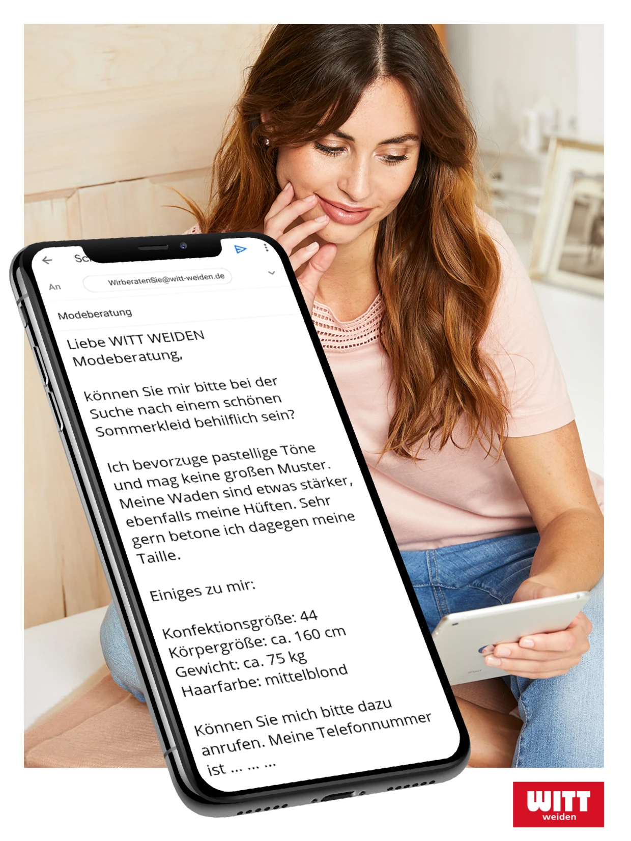 Smartphone zeigt eine E-Mail an Witt Weiden mit Modeberatung; Frau trägt rosa Shirt und hält ein Tablet in der Hand. Logo von Witt Weiden unten rechts. Smartphone zeigt eine E-Mail an Witt Weiden mit Modeberatung; Frau trägt rosa Shirt und hält ein Tablet in der Hand. Logo von Witt Weiden unten rechts.