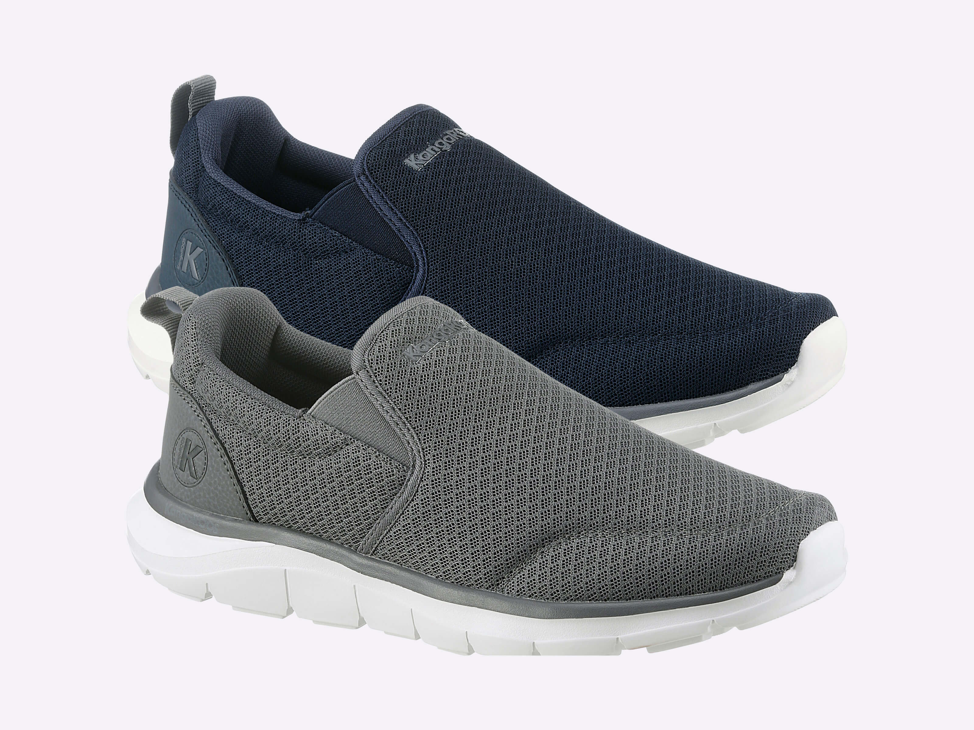 Zwei Slip-On-Sneaker, einer in Dunkelblau, einer in Grau, beide mit weißer Sohle und gestricktem Obermaterial.