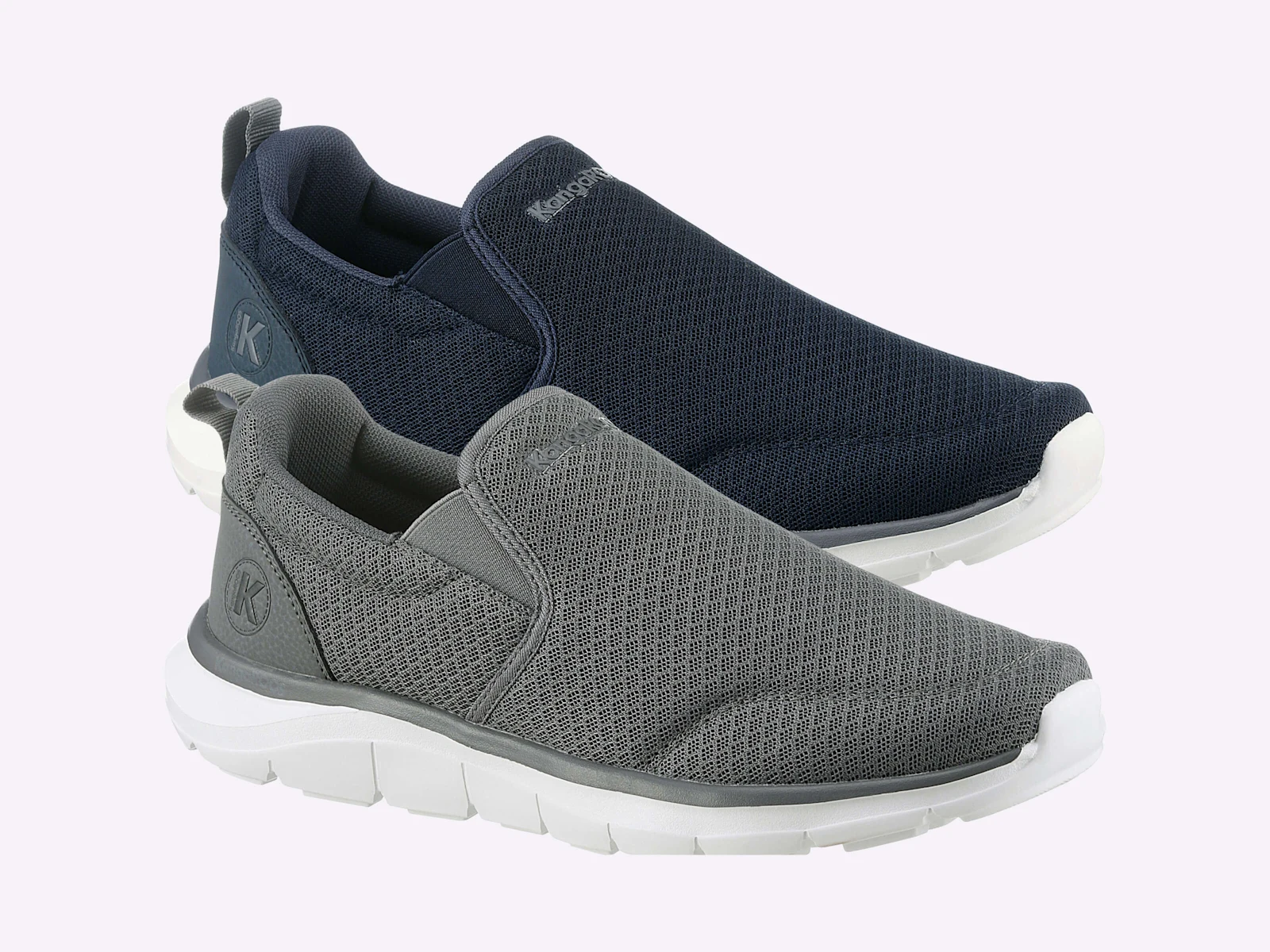 Zwei Slip-On-Sneaker, einer in Dunkelblau, einer in Grau, beide mit weißer Sohle und gestricktem Obermaterial.