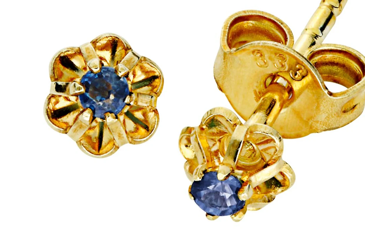 Goldene Ohrringe in Blumenform mit blauen Saphiren, 333er Goldqualität. Goldene Ohrringe in Blumenform mit blauen Saphiren, 333er Goldqualität.