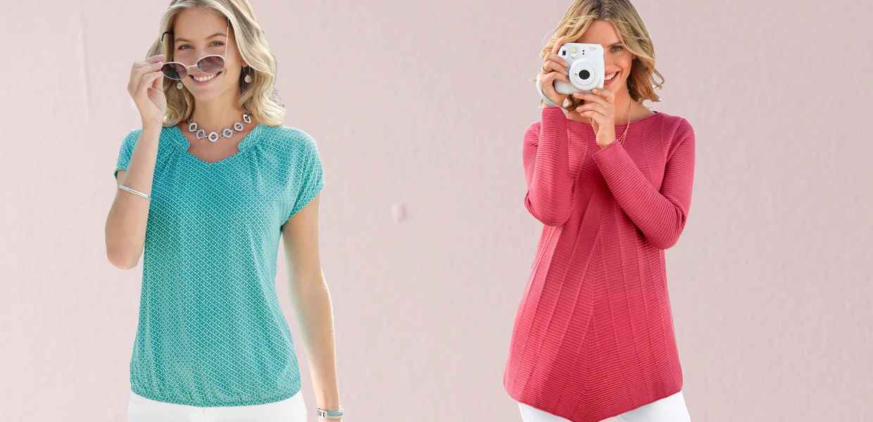 Zwei Damen tragen modische Oberteile, links ein türkisfarbenes Shirt mit Muster und rechts ein langärmliges rosafarbenes Shirt mit Struktur; beide kombiniert mit weißen Hosen vor einem neutralen Hintergrund.