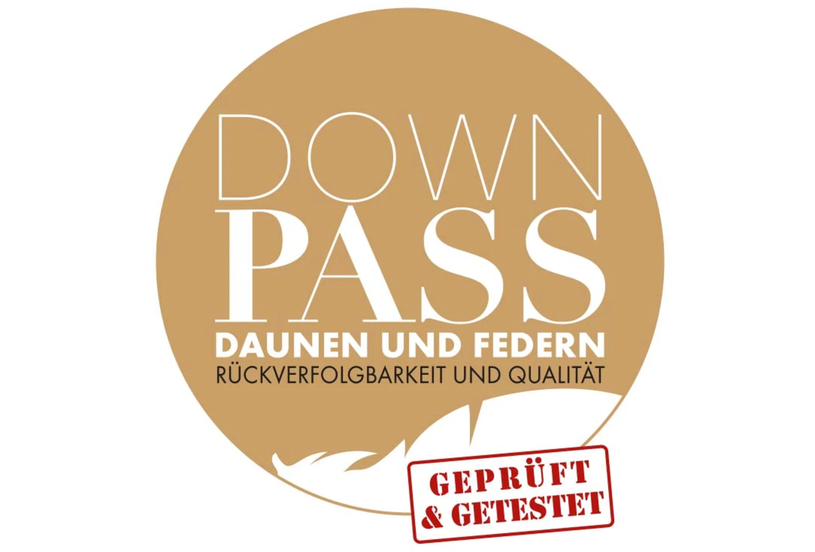 Logo des Downpass-Siegels für Daunen und Federn mit Fokus auf Rückverfolgbarkeit und Qualität, ergänzt durch einen roten Stempel mit der Aufschrift „Geprüft & Getestet“. Logo des Downpass-Siegels für Daunen und Federn mit Fokus auf Rückverfolgbarkeit und Qualität, ergänzt durch einen roten Stempel mit der Aufschrift „Geprüft & Getestet“.