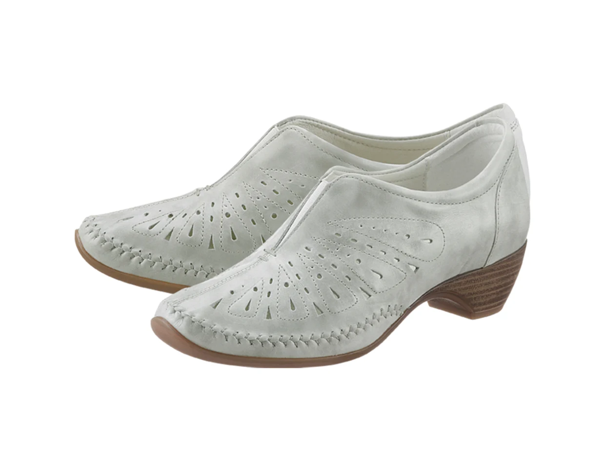 Damen-Schuhe in Weiß mit Zier-Lochmuster, leichtem Absatz und abgesteppten Details. Damen-Schuhe in Weiß mit Zier-Lochmuster, leichtem Absatz und abgesteppten Details.