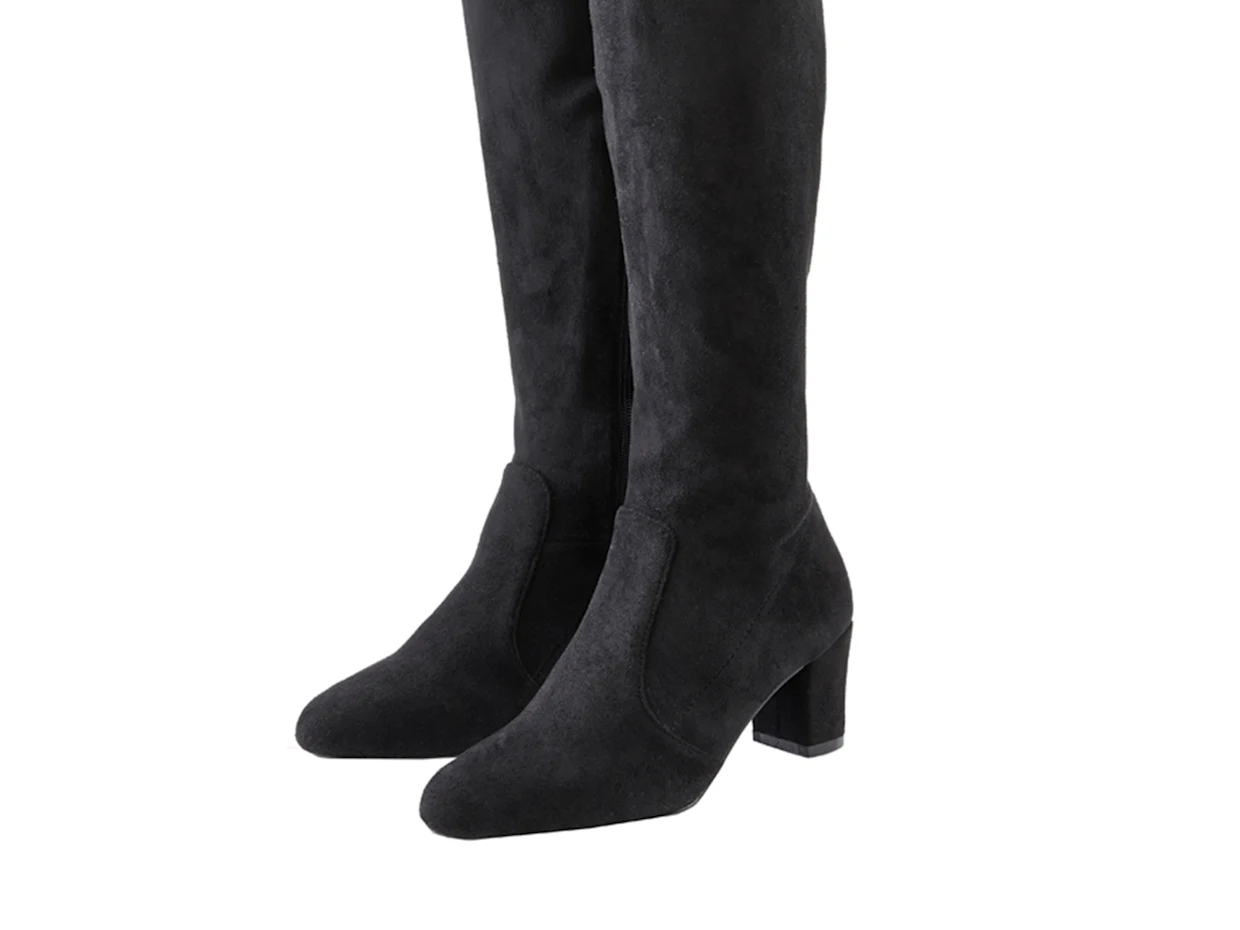 Schwarze Stiefel aus Wildleder mit Blockabsatz und kniehohem Schaft. Schwarze Stiefel aus Wildleder mit Blockabsatz und kniehohem Schaft.