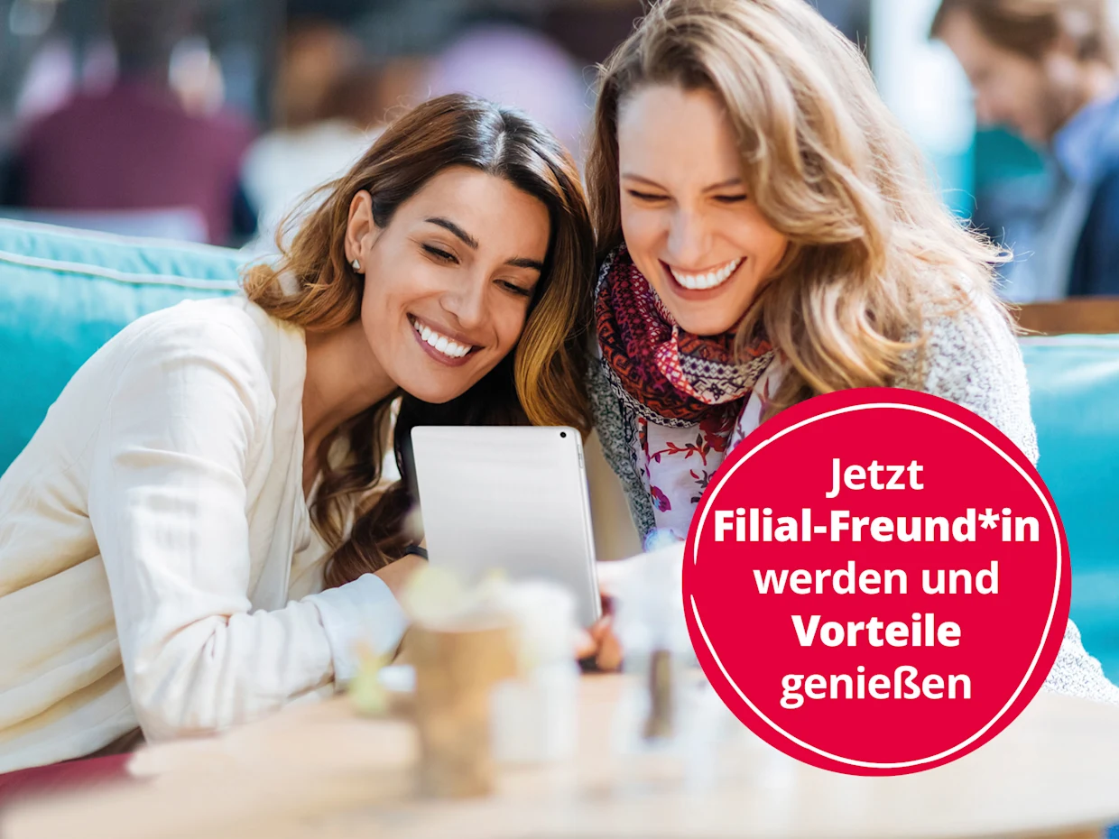 Zwei Personen sitzen in einem Café und schauen gemeinsam auf ein Tablet, daneben ein roter Kreis mit der Aufschrift „Jetzt Filial-Freund*in werden und Vorteile genießen“. Zwei Personen sitzen in einem Café und schauen gemeinsam auf ein Tablet, daneben ein roter Kreis mit der Aufschrift „Jetzt Filial-Freund*in werden und Vorteile genießen“.