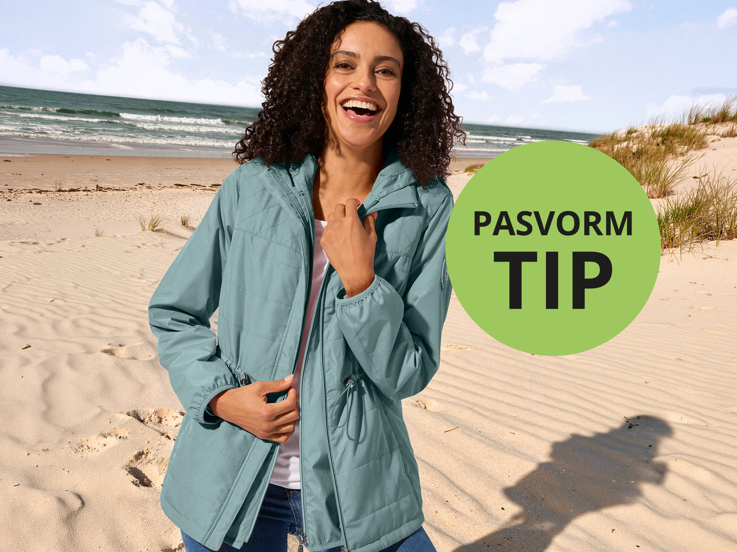 Lachende vrouw in blauwgroene jas op een zonnig zandstrand. Rechts op de voorgrond een groene cirkel met de tekst "PASVORM TIP".