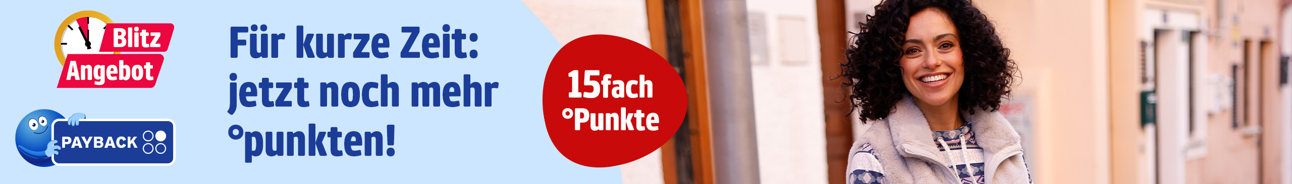 Das Bild zeigt eine Frau mit gemustertem Oberteil und beiger Weste, die im Freien steht. Links steht der Text '15fach °Punkte Für kurze Zeit: jetzt noch mehr °punkten!' auf rotem und hellblauem Hintergrund, daneben das PAYBACK Logo und ein Symbol mit Text 'Blitz Angebot'.