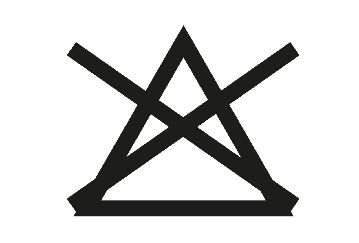 Symbol für "Nicht bleichen" aus Pflegekennzeichnung, schwarzes Dreieck mit Kreuz auf weißem Hintergrund. Symbol für "Nicht bleichen" aus Pflegekennzeichnung, schwarzes Dreieck mit Kreuz auf weißem Hintergrund.