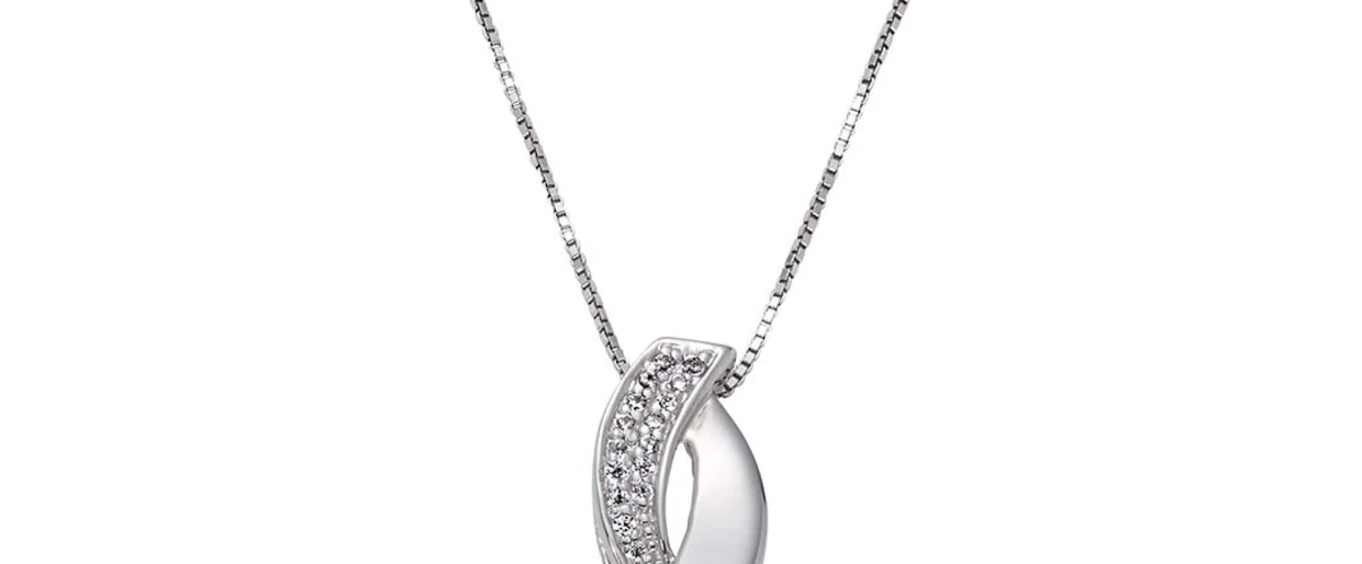 Silberne Halskette mit elegantem Anhänger in geschwungener Form, verziert mit funkelnden Zirkonia-Steinen. Silberne Halskette mit elegantem Anhänger in geschwungener Form, verziert mit funkelnden Zirkonia-Steinen.
