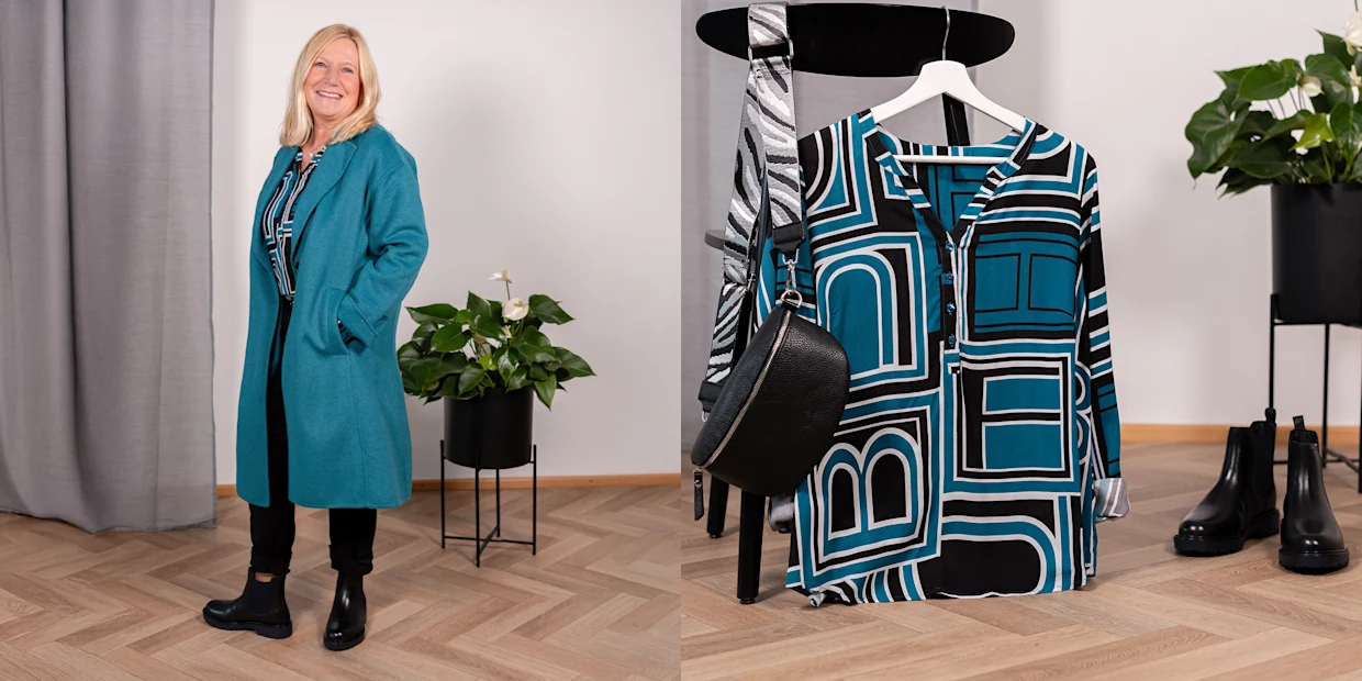 Lächelnde Frau im petrolfarbenen Mantel und grafischer Bluse. Daneben Bluse mit gemusterter Tasche und schwarzen Stiefeln als Outfit-Inspiration.