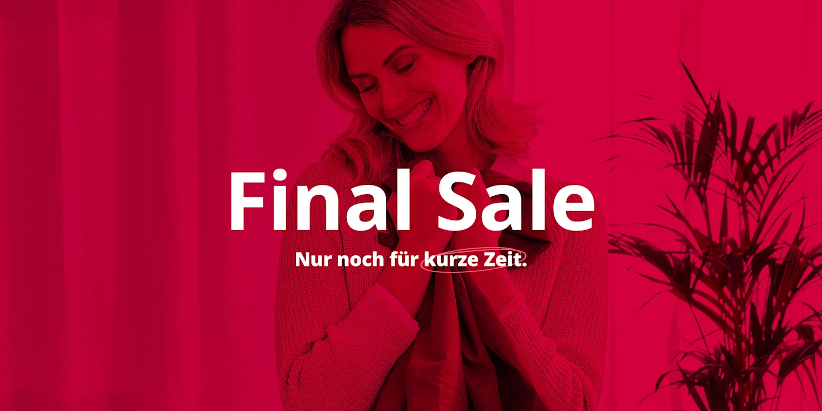 Das Bild zeigt eine Frau, die ein Kleidungsstück vor sich hält, sowie eine Pflanze rechts im Bild. In der Mitte steht der Text 'Final Sale Nur noch für kurze Zeit.' in weißer Schrift, über dem Hintergrund liegt ein kräftiger Rotfilter.