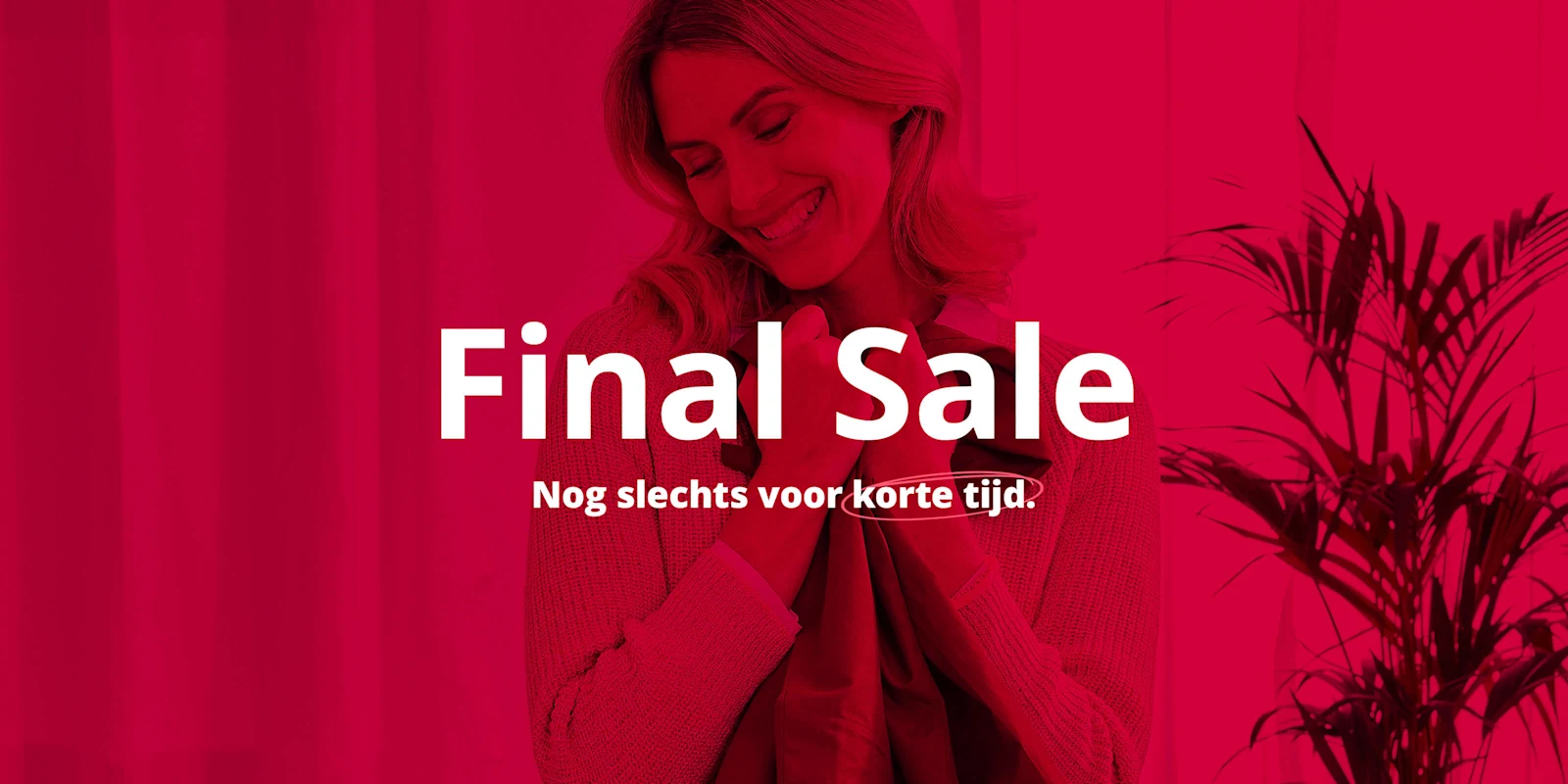 Op de afbeelding is een vrouw te zien die een kledingstuk voor zich houdt, met rechts op de foto een plant. In het midden staat in witte letters de tekst 'Final Sale Nog slechts voor korte tijd.' over de achtergrond is een krachtig roodfilter aangebracht.