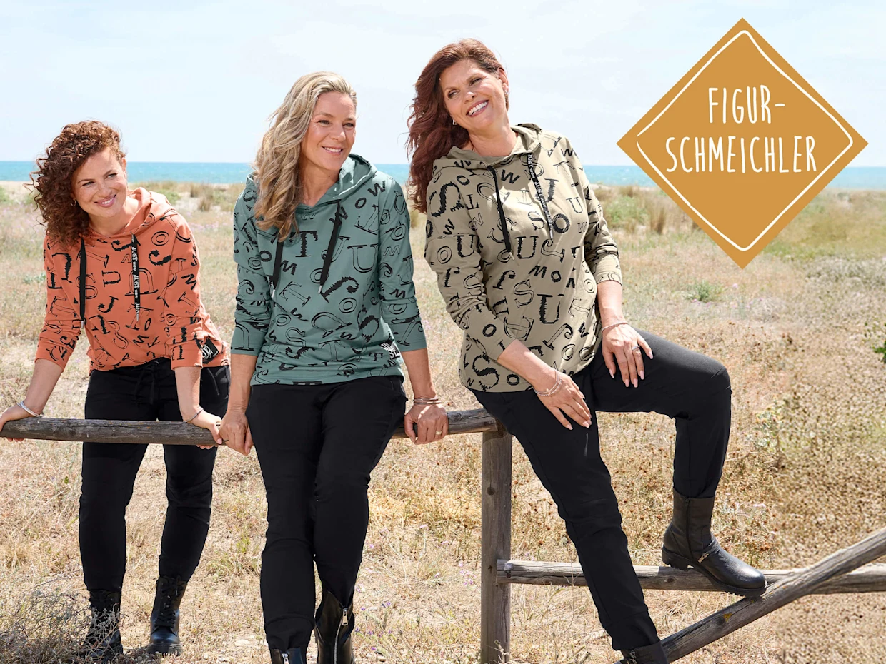 Drei Models in bedruckten Hoodies und dunklen Hosen posieren draußen. Text auf goldener Raute: 'Figurschmeichler'.