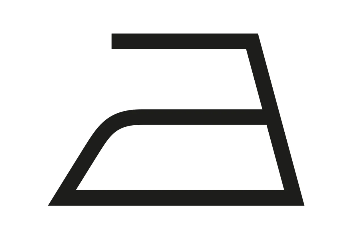 Symbol für Bügeln ohne Dampf, schwarzes Bügeleisen-Piktogramm auf weißem Hintergrund. Symbol für Bügeln ohne Dampf, schwarzes Bügeleisen-Piktogramm auf weißem Hintergrund.