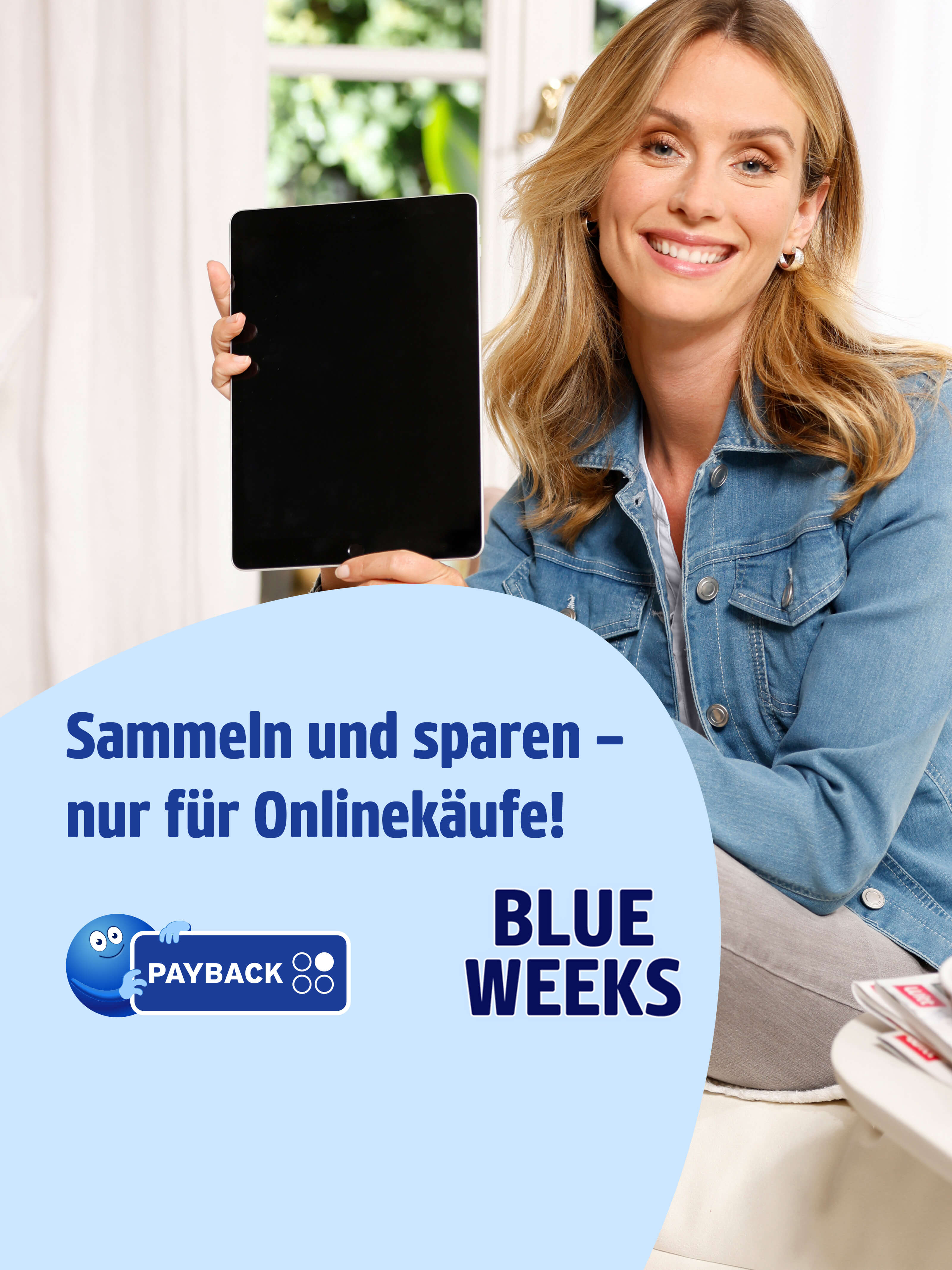 Das Bild zeigt eine Frau in einer Jeansjacke mit einem Tablet in der Hand, in einem gemütlichen Raum. Links steht der Text '8 fach °Punkte Sammeln und sparen – nur für Onlinekäufe! BLUE WEEKS' auf hellblauem und rotem Hintergrund.