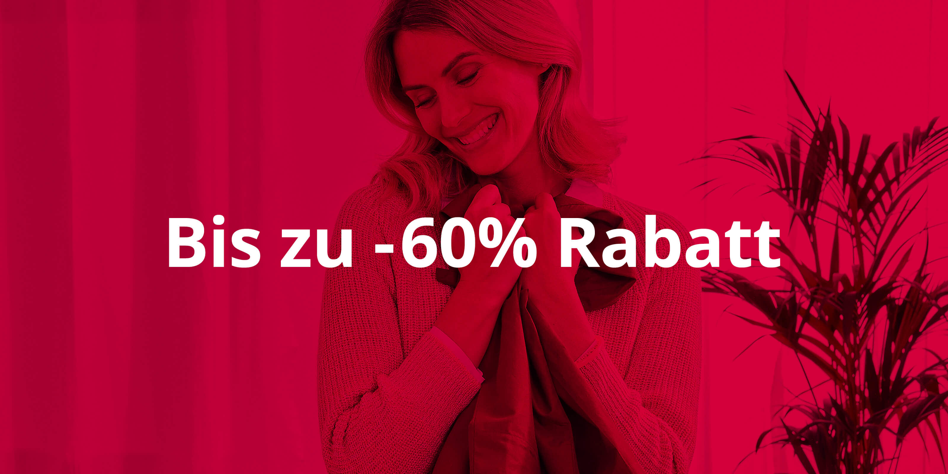 Das Bild zeigt eine Frau, die ein Kleidungsstück vor sich hält, sowie eine Pflanze rechts im Bild. In der Mitte steht der Text 'bis zu -60 % Rabatt' in weißer Schrift, über dem Hintergrund liegt ein kräftiger Rotfilter.