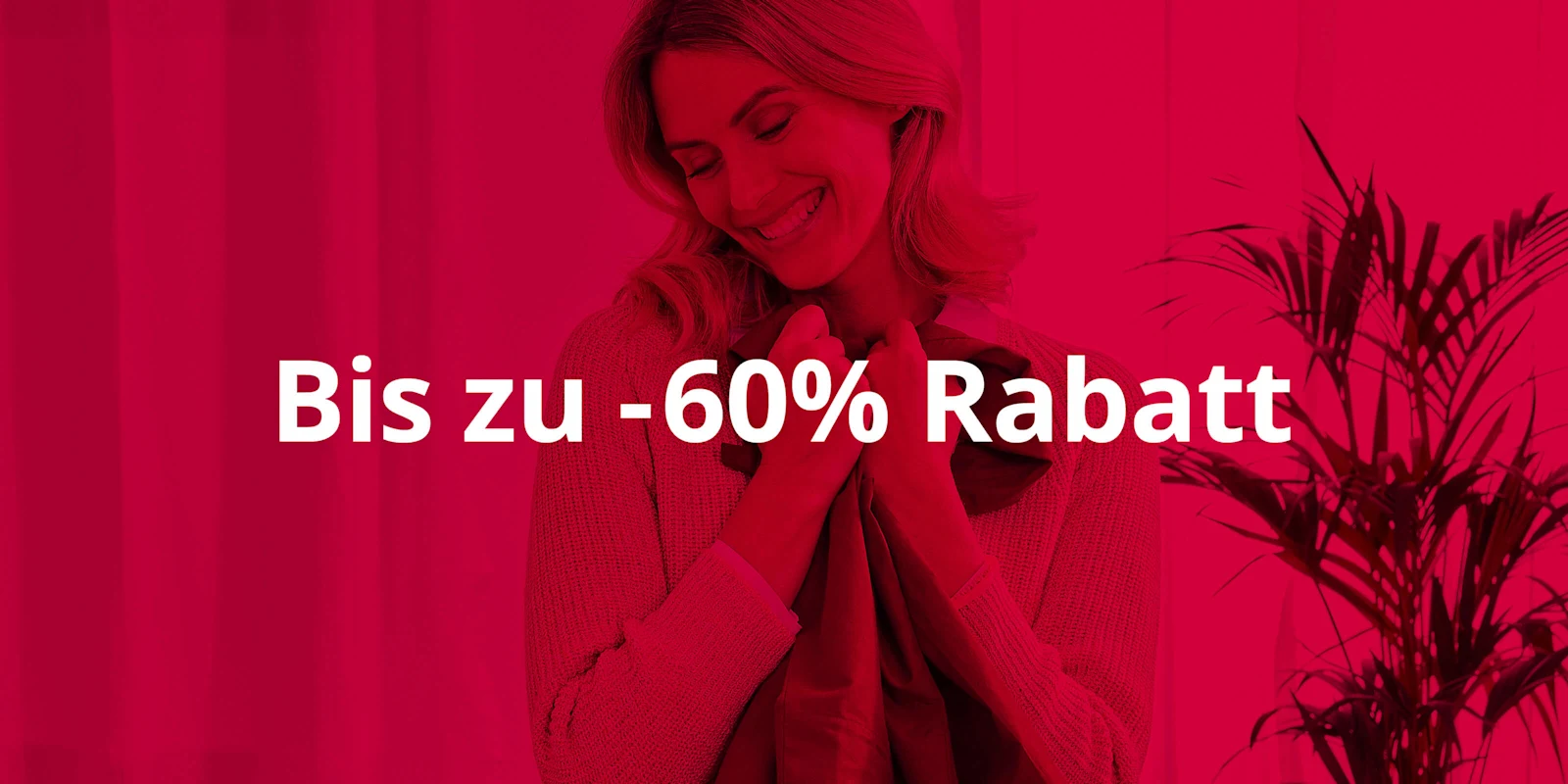 Das Bild zeigt eine Frau, die ein Kleidungsstück vor sich hält, sowie eine Pflanze rechts im Bild. In der Mitte steht der Text 'bis zu -60 % Rabatt' in weißer Schrift, über dem Hintergrund liegt ein kräftiger Rotfilter.