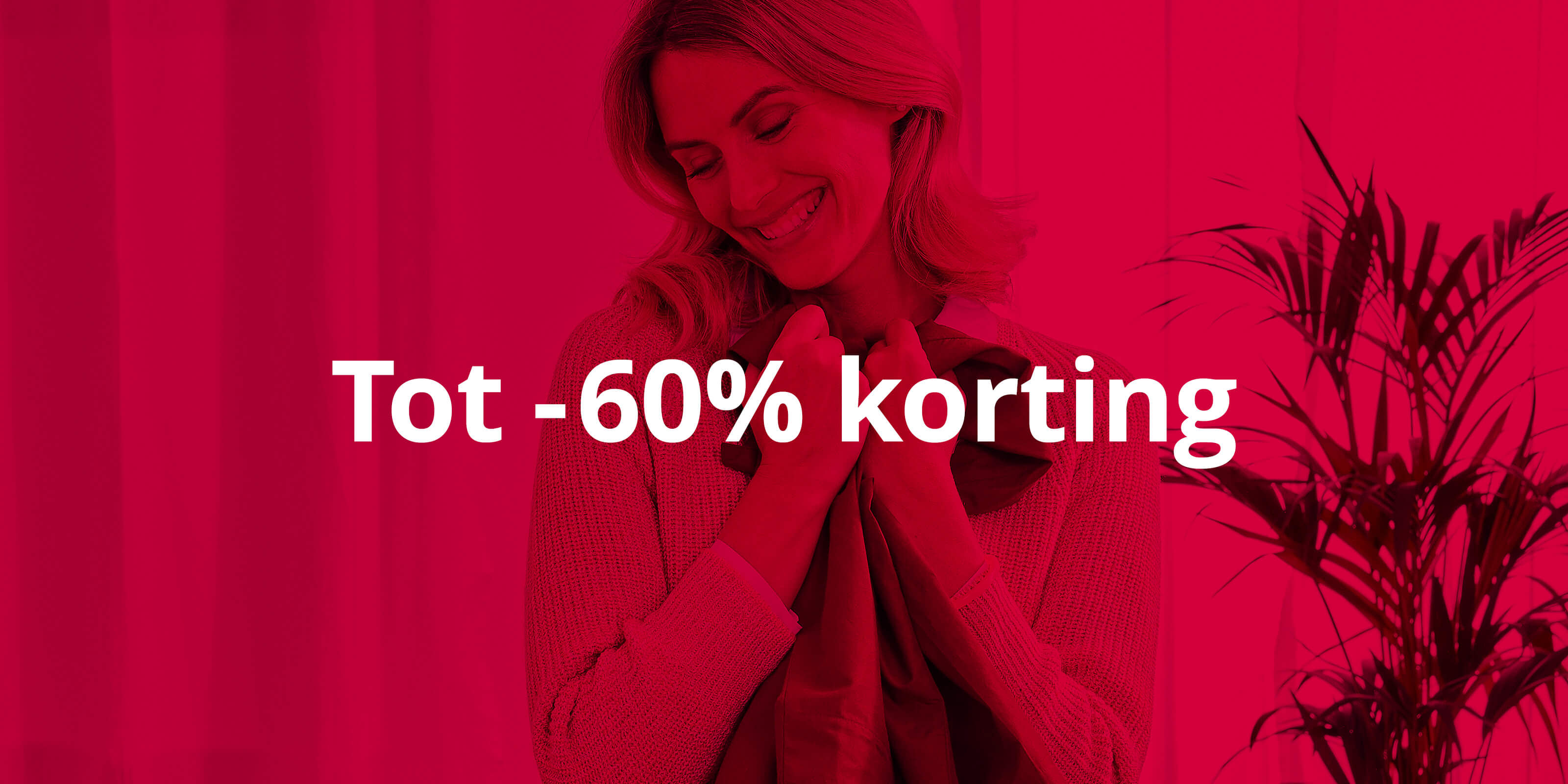 Op de afbeelding is een vrouw te zien die een kledingstuk voor zich houdt, met rechts op de foto een plant. In het midden staat in witte letters de tekst 'tot -60 % korting'; over de achtergrond is een krachtig roodfilter aangebracht.