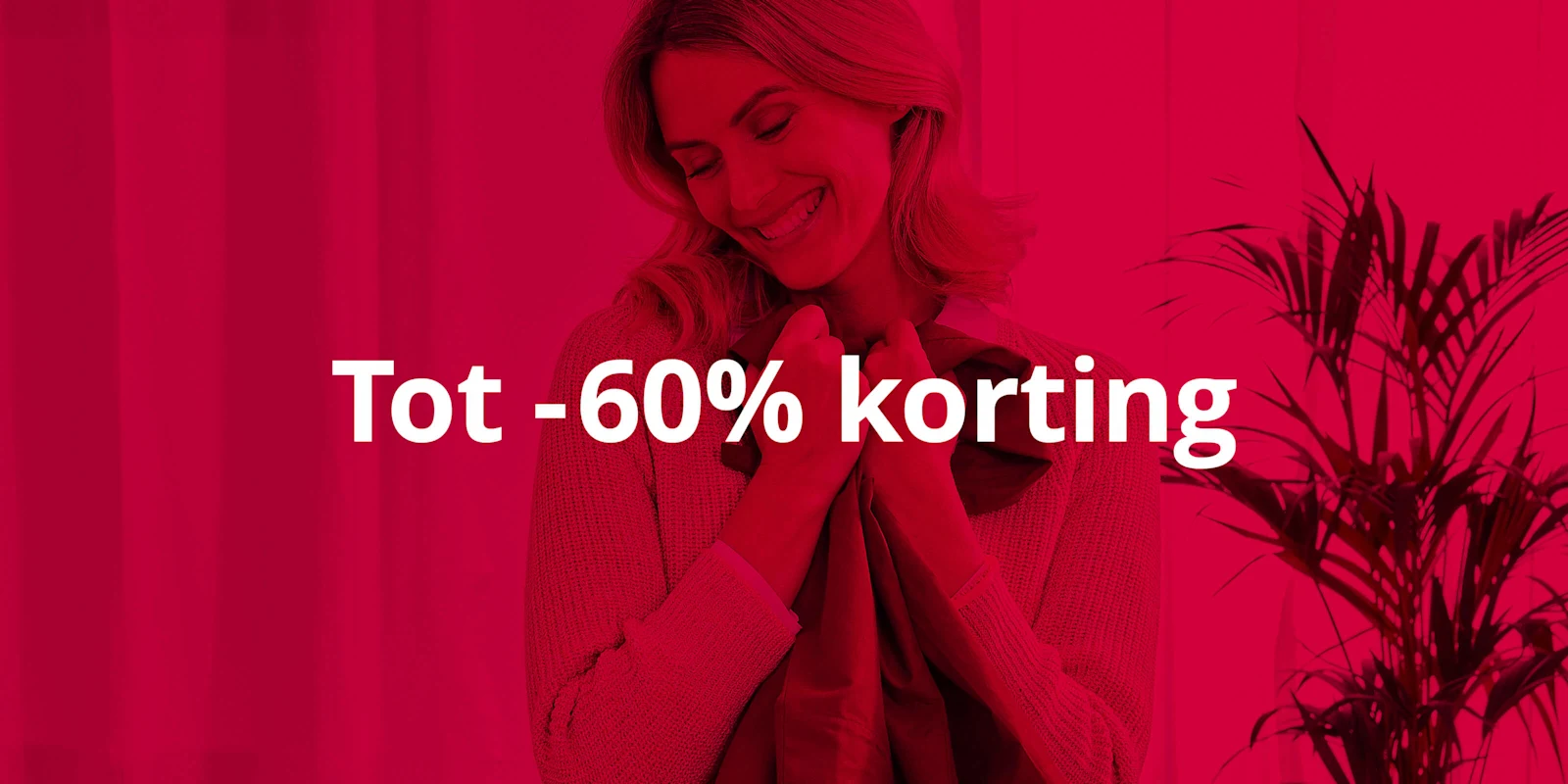 Op de afbeelding is een vrouw te zien die een kledingstuk voor zich houdt, met rechts op de foto een plant. In het midden staat in witte letters de tekst 'tot -60 % korting'; over de achtergrond is een krachtig roodfilter aangebracht.