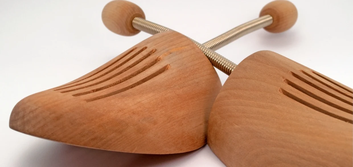 Holz-Schuhspanner mit Metallfedern und ergonomischer Form, ideal zur Schuhpflege und Formbewahrung. Holz-Schuhspanner mit Metallfedern und ergonomischer Form, ideal zur Schuhpflege und Formbewahrung.