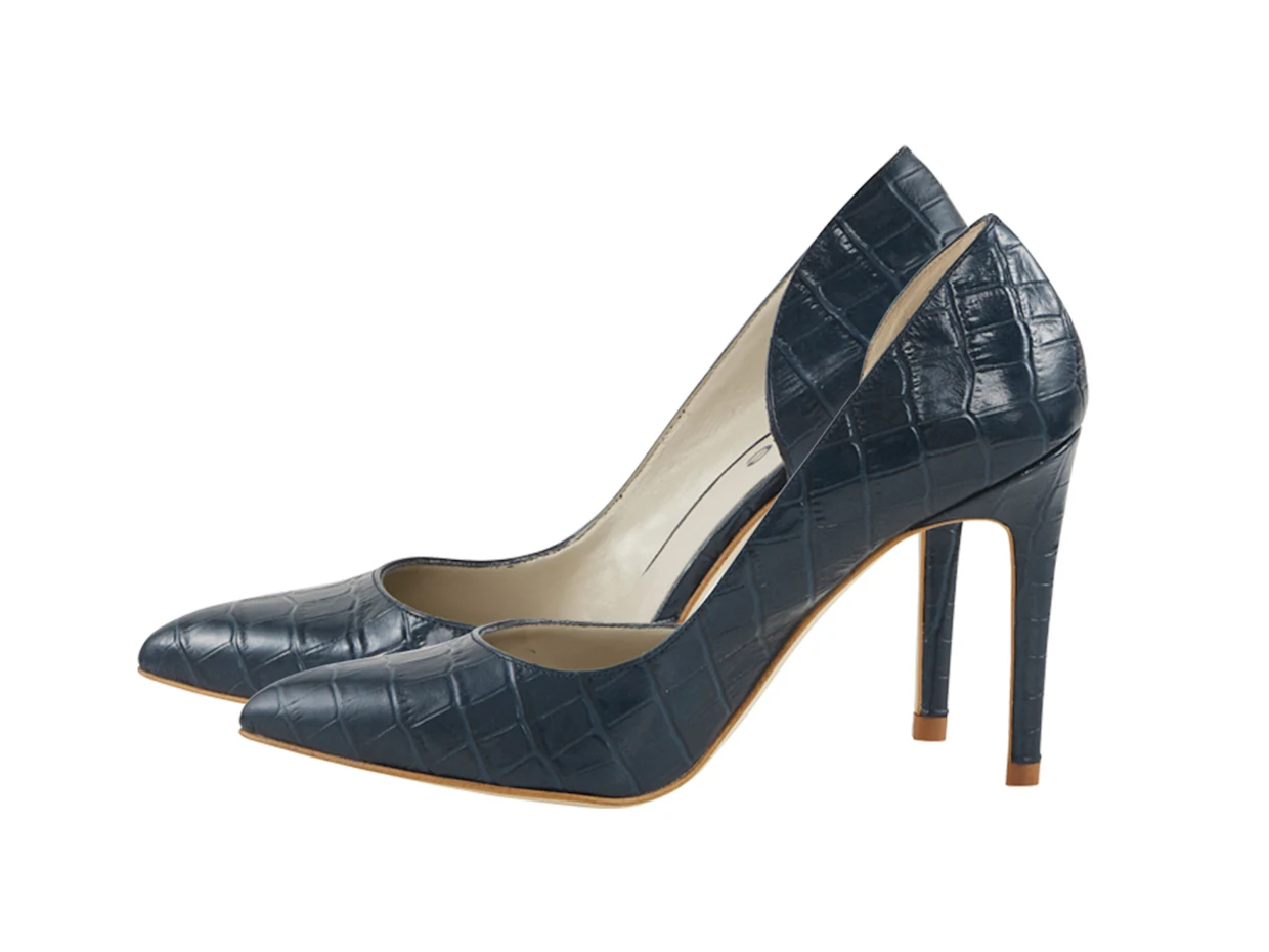 Dunkelblaue Damen-Pumps mit Krokodilleder-Optik und hohen Absätzen. Dunkelblaue Damen-Pumps mit Krokodilleder-Optik und hohen Absätzen.