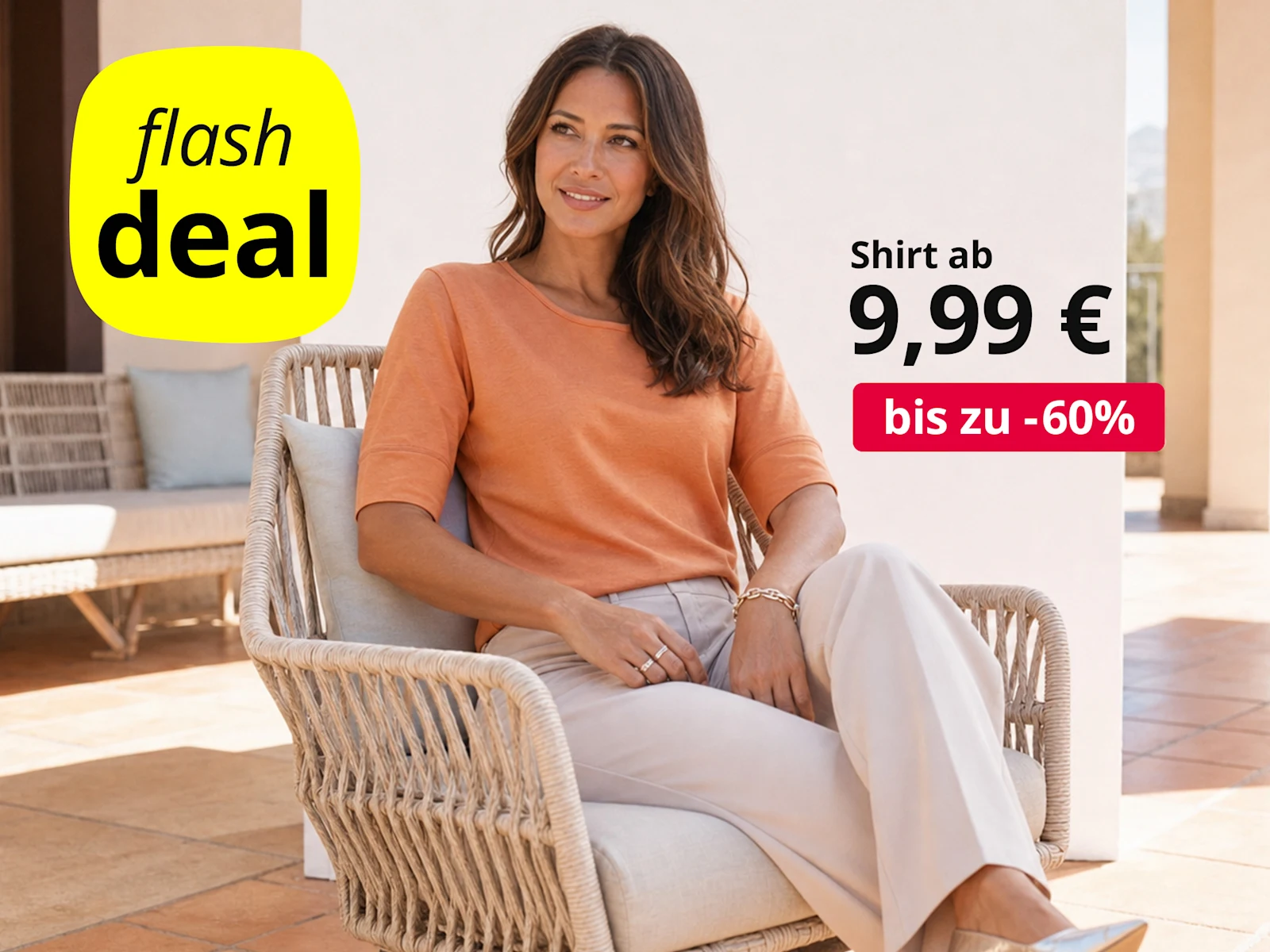 Flash deal: Frau im orangen Shirt sitzt lächelnd im Sessel. Text: Shirt ab 9,99 €, bis zu -60 %.