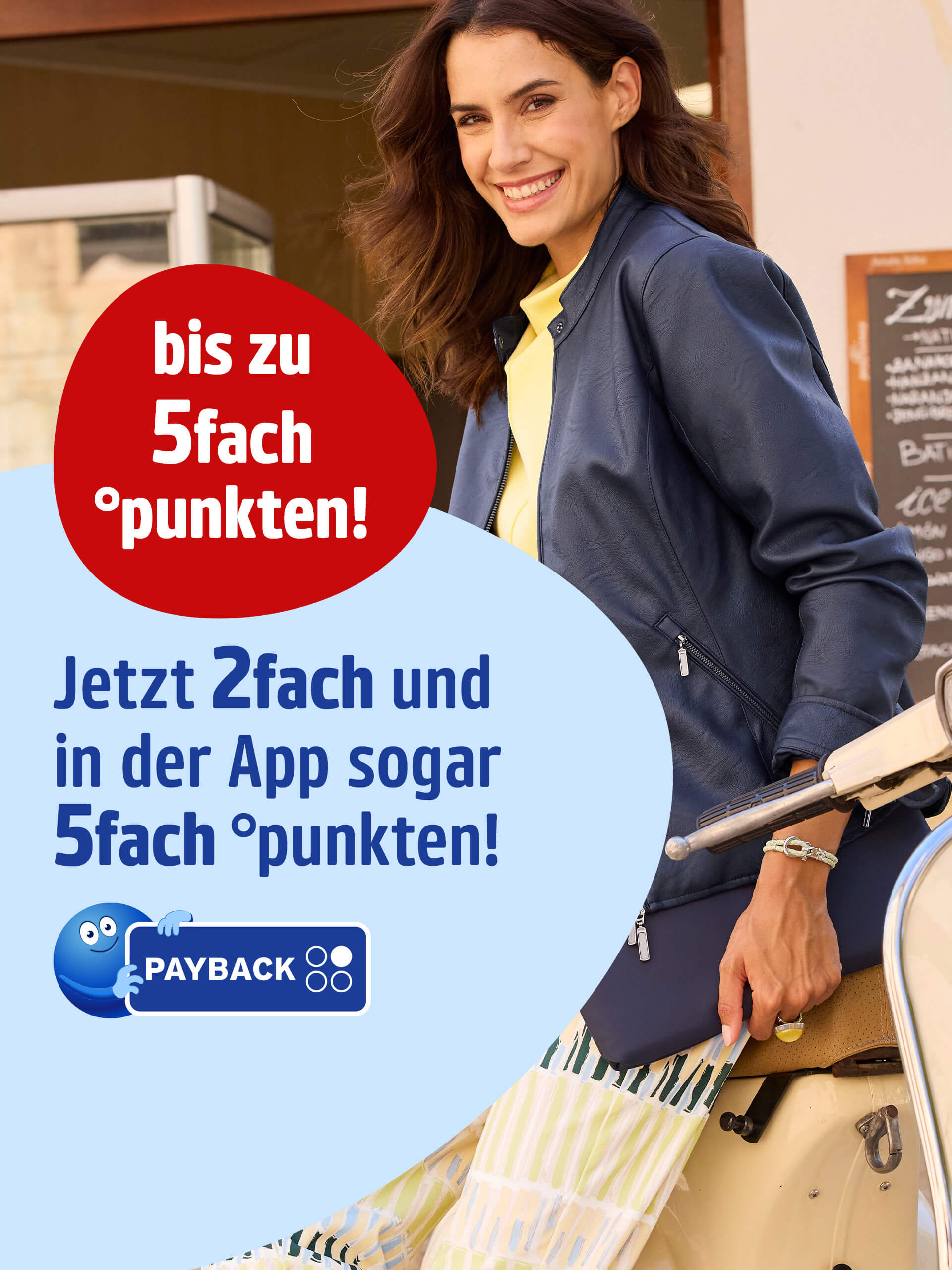 Das Bild zeigt eine Frau in blauer Jacke und gemusterter Hose, die auf einem cremefarbenen Motorroller vor einem Café sitzt. Links steht der Text 'bis zu 5fach °punkten! Jetzt 2fach und in der App sogar 5fach °punkten!' auf rotem und hellblauem Hintergrund. Daneben ist das PAYBACK Logo zu sehen.