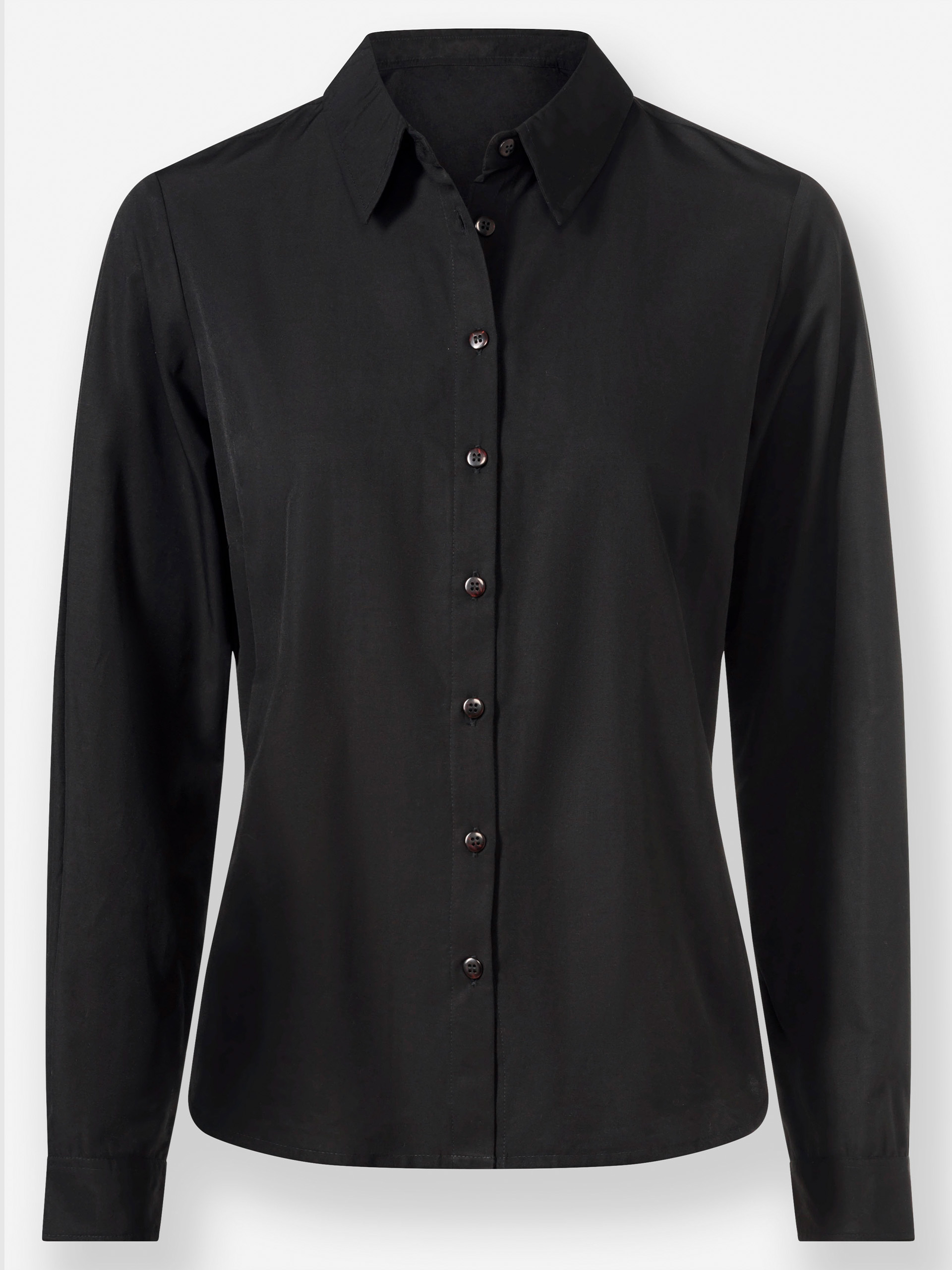 Schwarze Langarm-Bluse mit Hemdkragen und Knopfleiste, auf 3/4-Länge krempel- und fixierbaren Ärmeln und leicht abgerundetem Saum, vor hellem Hintergrund.