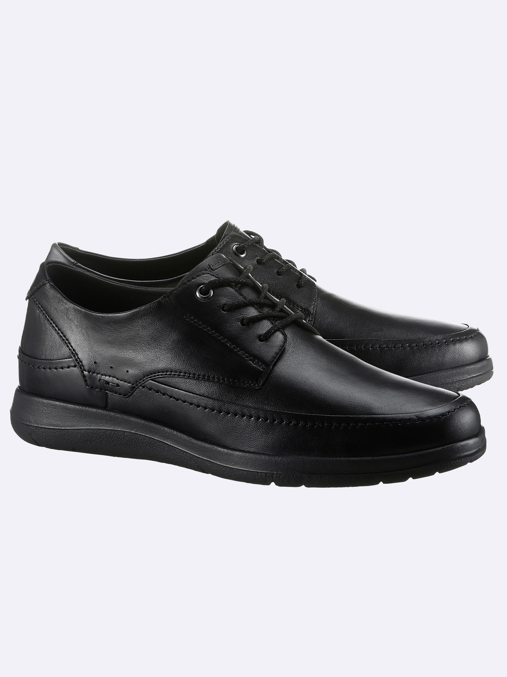 Schwarze airsoft comfort+ Schnürschuhe aus weichem Glattleder mit markanten Nähten, innen aus atmungsaktivem Leder, federleicht durch die EVA-Laufsohle mit 25 mm Absatz in Weite G, vor hellem Hintergrund.