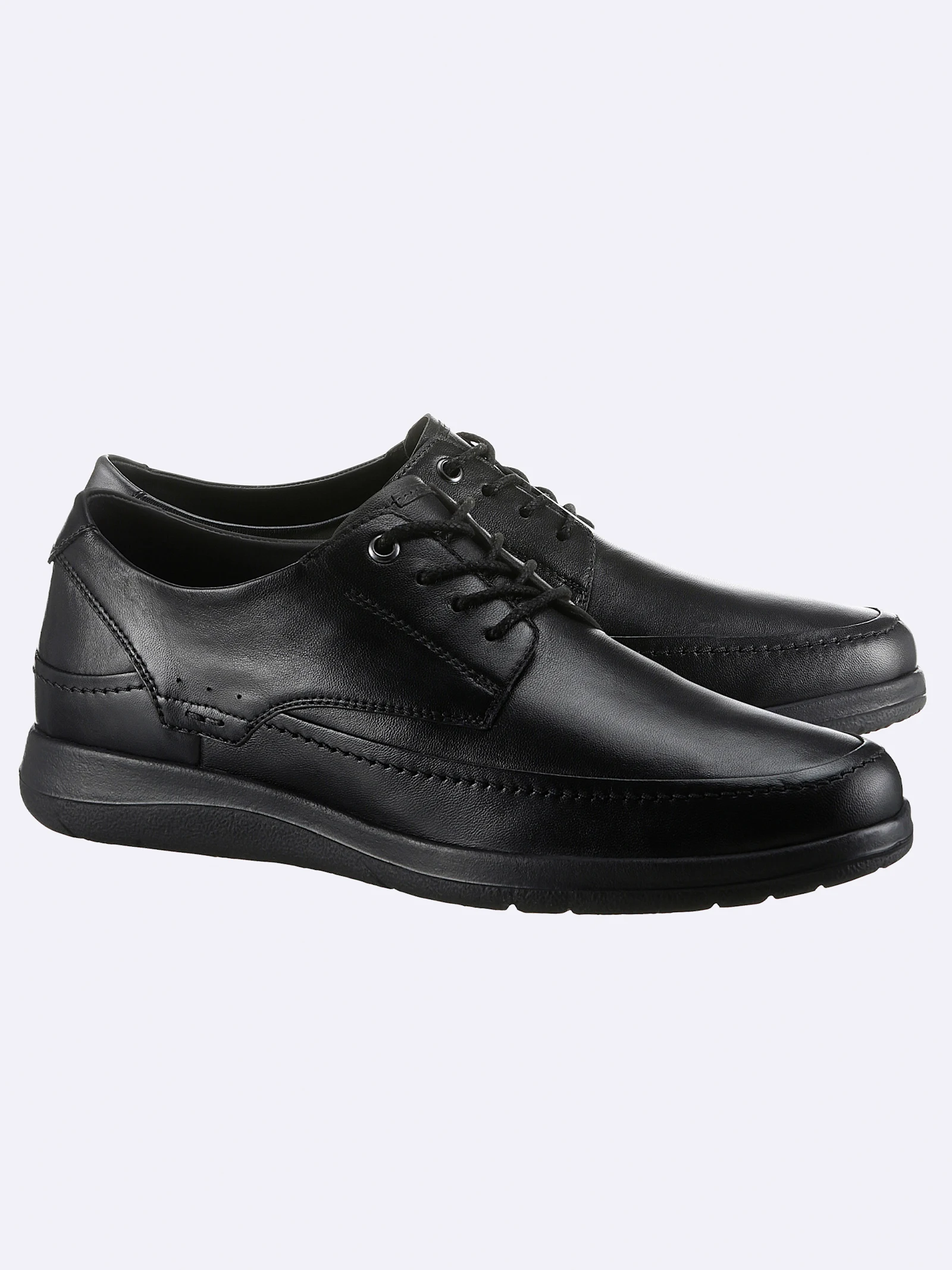 Schwarze airsoft comfort+ Schnürschuhe aus weichem Glattleder mit markanten Nähten, innen aus atmungsaktivem Leder, federleicht durch die EVA-Laufsohle mit 25 mm Absatz in Weite G, vor hellem Hintergrund. Schwarze airsoft comfort+ Schnürschuhe aus weichem Glattleder mit markanten Nähten, innen aus atmungsaktivem Leder, federleicht durch die EVA-Laufsohle mit 25 mm Absatz in Weite G, vor hellem Hintergrund.