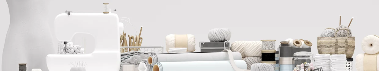 Nähmaschine, Stoffrollen, Garn, Stricknadeln und Bastelmaterialien in neutralen Farben auf einem Tisch arrangiert. Nähmaschine, Stoffrollen, Garn, Stricknadeln und Bastelmaterialien in neutralen Farben auf einem Tisch arrangiert.