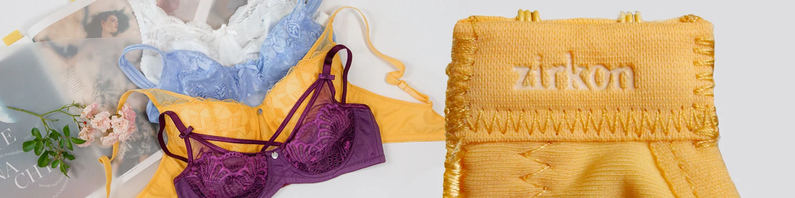 Lingerieset met een paarse kanten bh, een gele slip en een blauwe en witte bh op een lichte achtergrond, versierd met bloemen en het merk "Zirkon" op de gele stof. Lingerieset met een paarse kanten bh, een gele slip en een blauwe en witte bh op een lichte achtergrond, versierd met bloemen en het merk "Zirkon" op de gele stof.