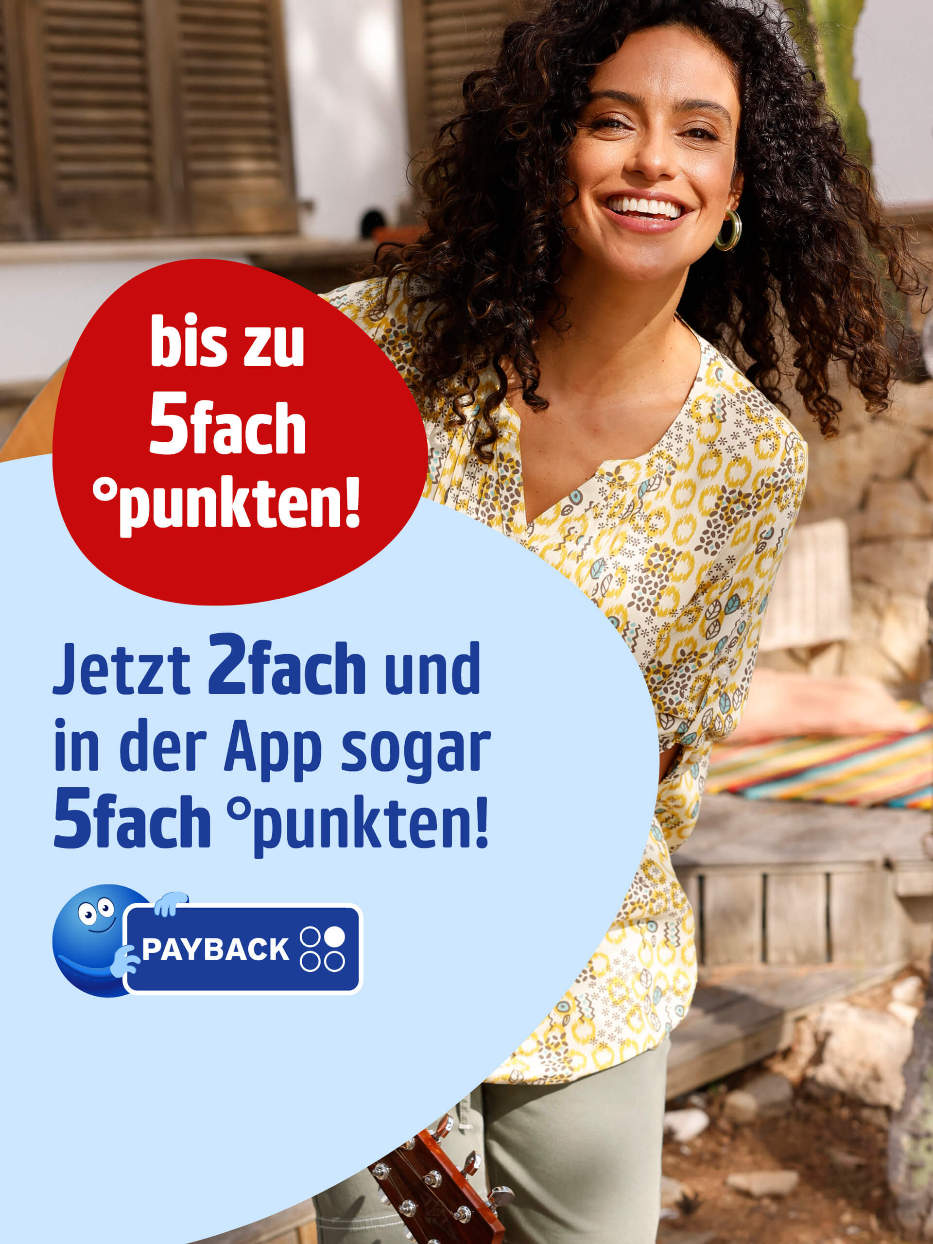 Ein Bild mit dem Text 'bis zu 5 fach °punkten! Jetzt 2 fach und in der App sogar 5 fach °punkten!'. Der Hintergrund zeigt eine lachende Frau in sommerlicher gemusterter Bluse, die draußen vor einem Haus mit Holzfensterläden sitzt, sonnige und freundliche Atmosphäre. Daneben ist das PAYBACK Logo zu sehen.