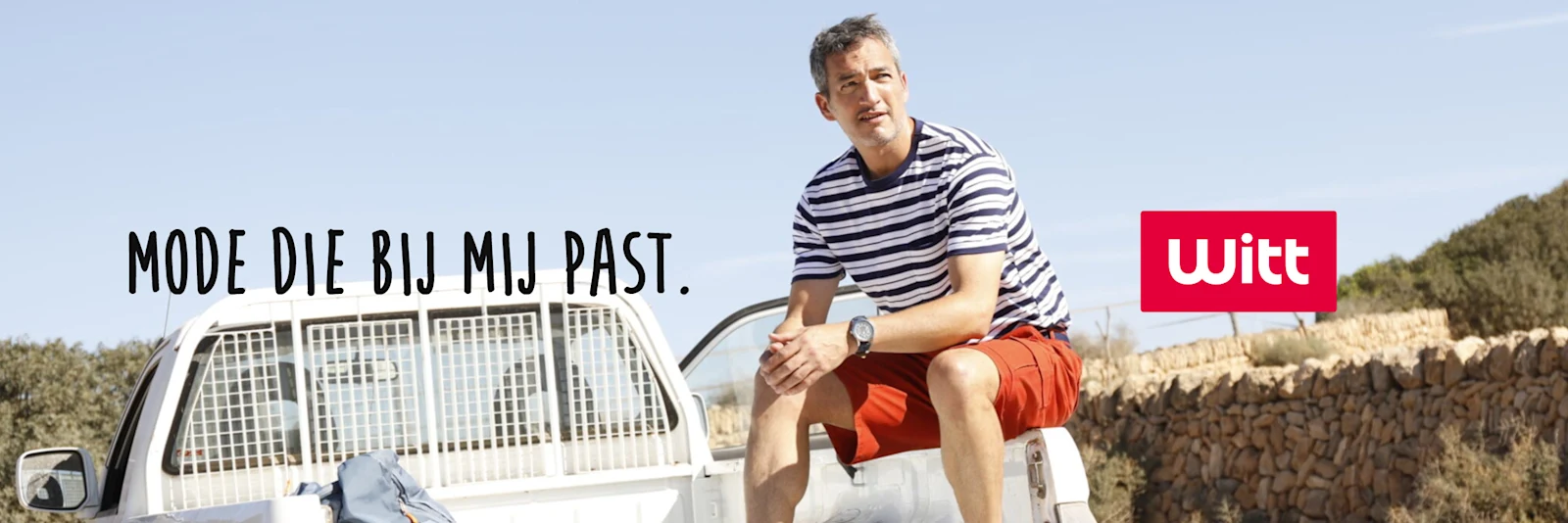 Man in gestreept shirt en rode short op achterbak van een pickup. Tekst: "mode die bij mij past." en Witt-logo. Man in gestreept shirt en rode short op achterbak van een pickup. Tekst: "mode die bij mij past." en Witt-logo.