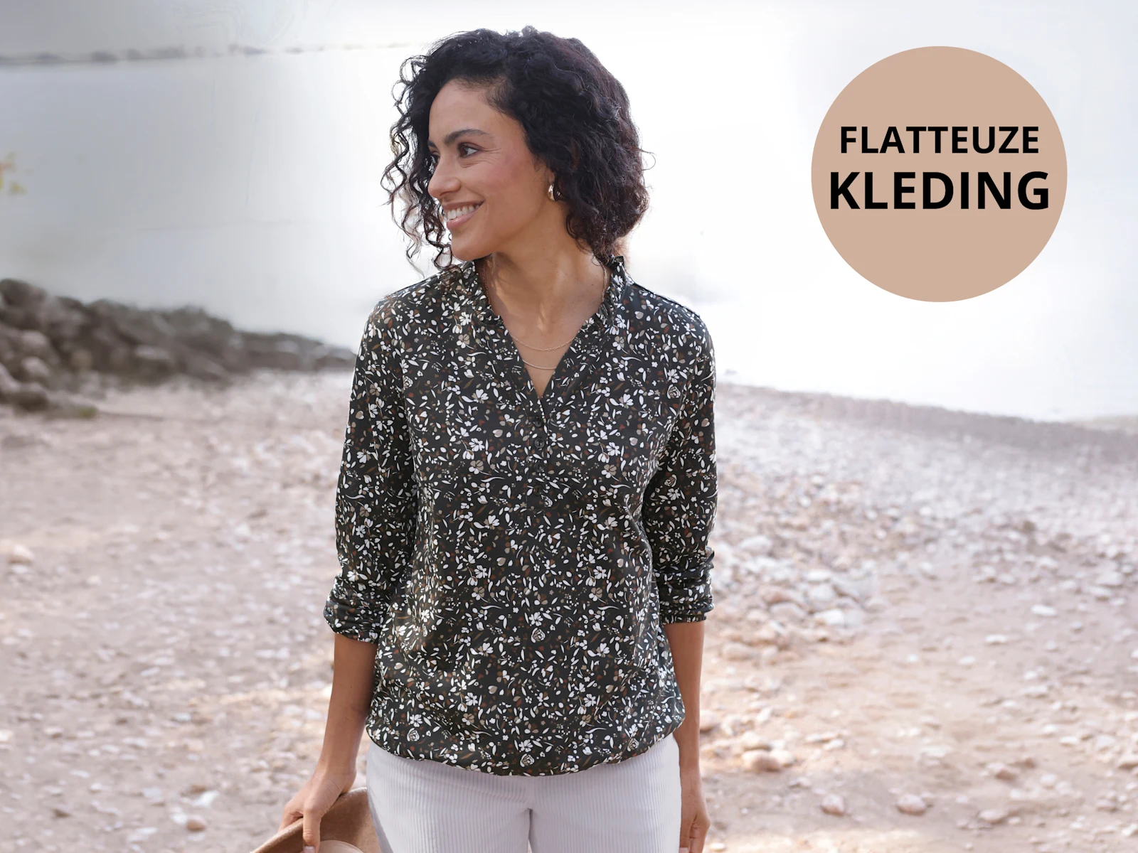 Model in een tuniek met zwart-witpatroon