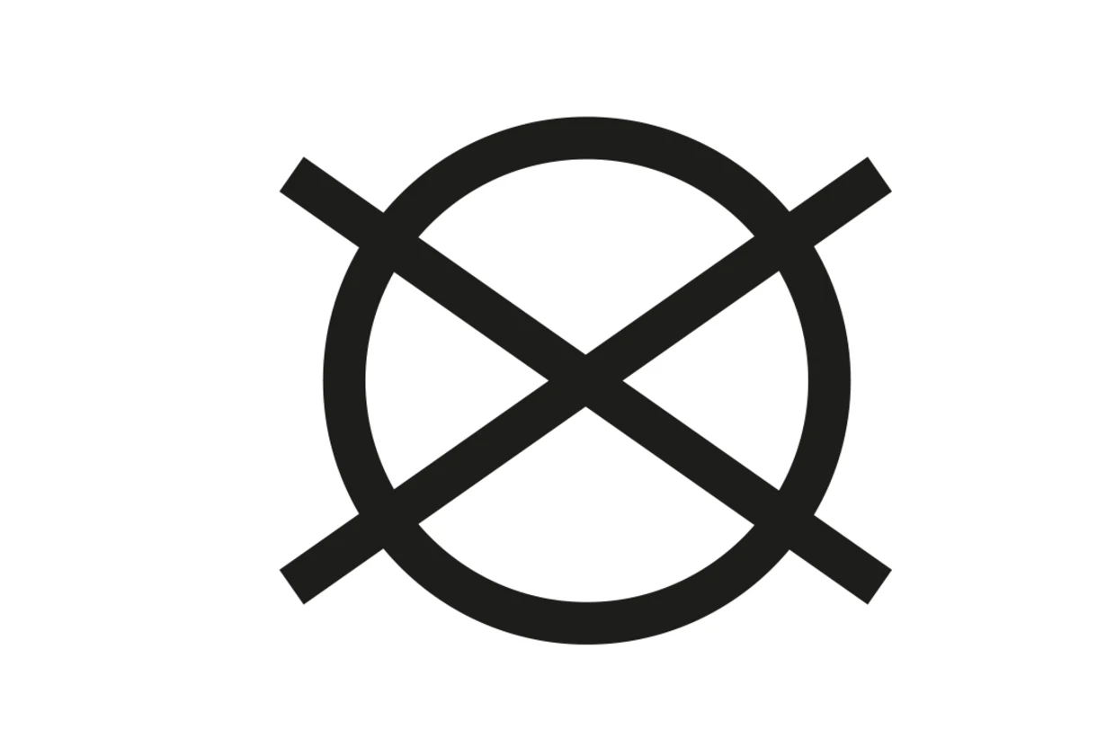 Symbol für "Nicht chemisch reinigen", schwarzes Kreis-Symbol mit diagonalem Kreuz auf weißem Hintergrund. Symbol für "Nicht chemisch reinigen", schwarzes Kreis-Symbol mit diagonalem Kreuz auf weißem Hintergrund.