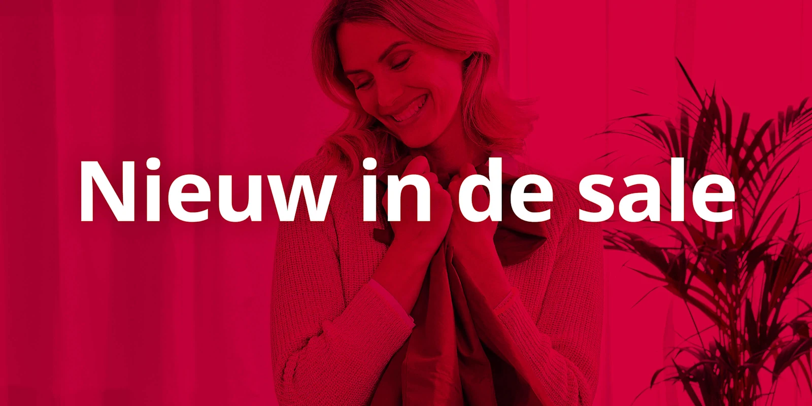 Op de afbeelding is een vrouw te zien die een kledingstuk voor zich houdt, met rechts in beeld een plant. In het midden staat in witte letters de tekst 'Nieuw in de sale', met daaroverheen een krachtig rood filter.