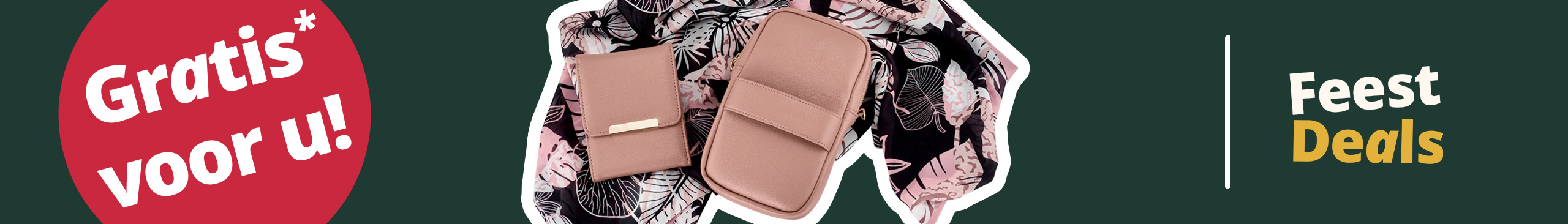 Een advertentie met de tekst 'Gratis* voor u! Feest Deals'. De achtergrond is donkergroen, links staat een rode cirkel met witte tekst, in het midden liggen een sjaal met patroon en twee beige tassen, rechts staat de tekst 'Feest Deals' in wit en goud.