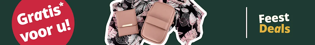Een advertentie met de tekst 'Gratis* voor u! Feest Deals'. De achtergrond is donkergroen, links staat een rode cirkel met witte tekst, in het midden liggen een sjaal met patroon en twee beige tassen, rechts staat de tekst 'Feest Deals' in wit en goud.