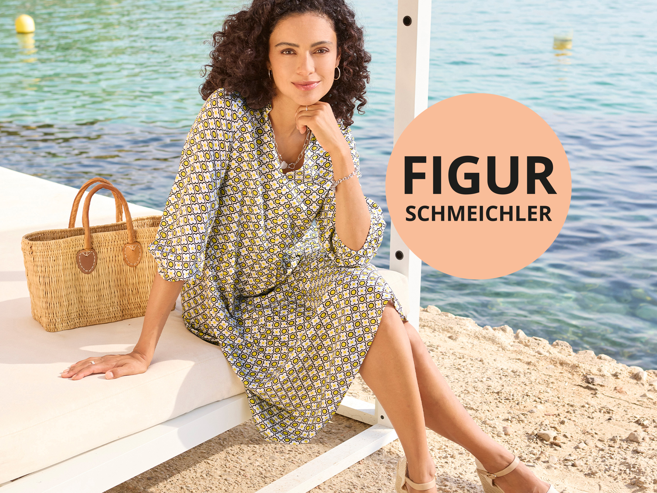 Frau in gemustertem Sommerkleid sitzt am Meer. Text im Kreis: „FIGUR SCHMEICHLER“. Helles, sommerliches Ambiente.