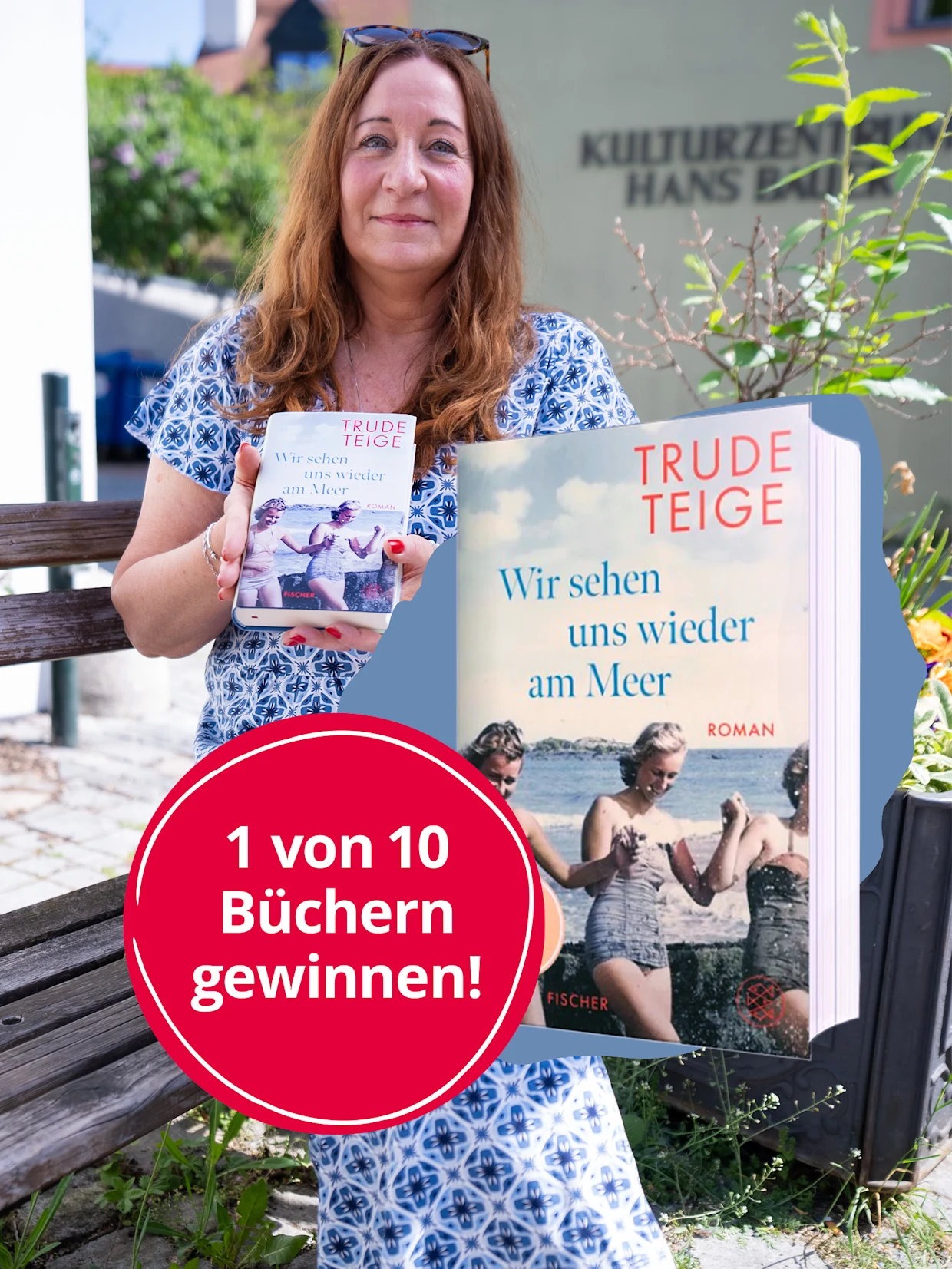 Frau im blauen Kleid hält ein Buch mit dem Titel „Wir sehen uns wieder am Meer“, daneben ein großes Cover und Gewinnhinweis. Frau im blauen Kleid hält ein Buch mit dem Titel „Wir sehen uns wieder am Meer“, daneben ein großes Cover und Gewinnhinweis.