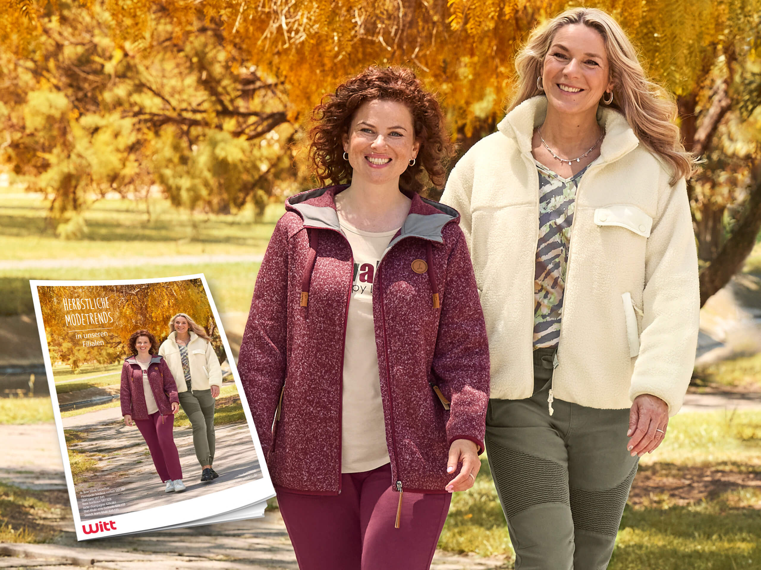 [DE,AT,CH] Das Bild zeigt zwei lächelnde Frauen, die im herbstlichen Park unter gelb-orangen Bäumen spazieren. Im Vordergrund ist ein Katalog mit demselben Motiv zu sehen.