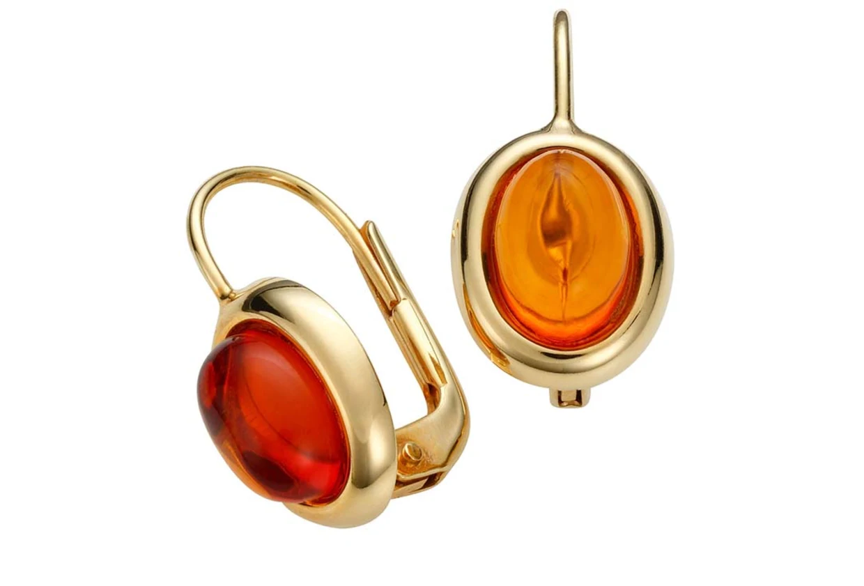 Goldene Ohrclips mit ovalen Bernstein-Steinen in Rot und Orange. Goldene Ohrclips mit ovalen Bernstein-Steinen in Rot und Orange.
