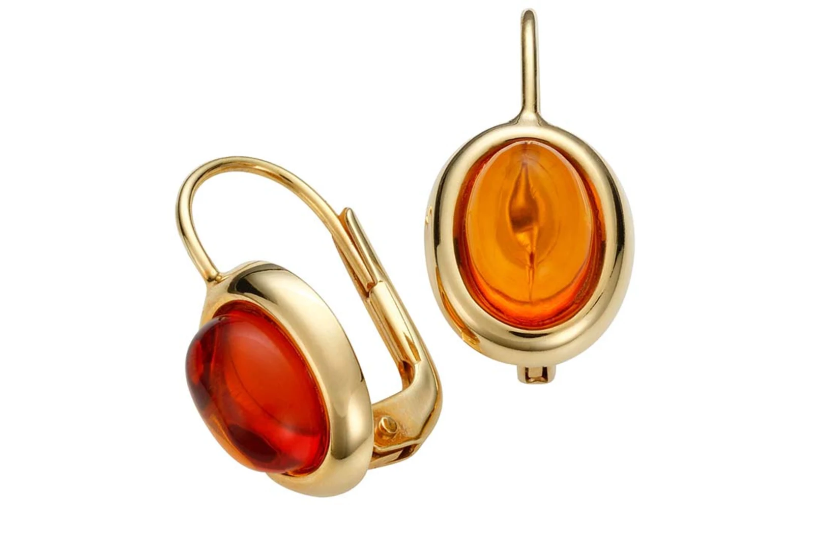 Goldene Ohrclips mit ovalen Bernstein-Steinen in Rot und Orange. Goldene Ohrclips mit ovalen Bernstein-Steinen in Rot und Orange.