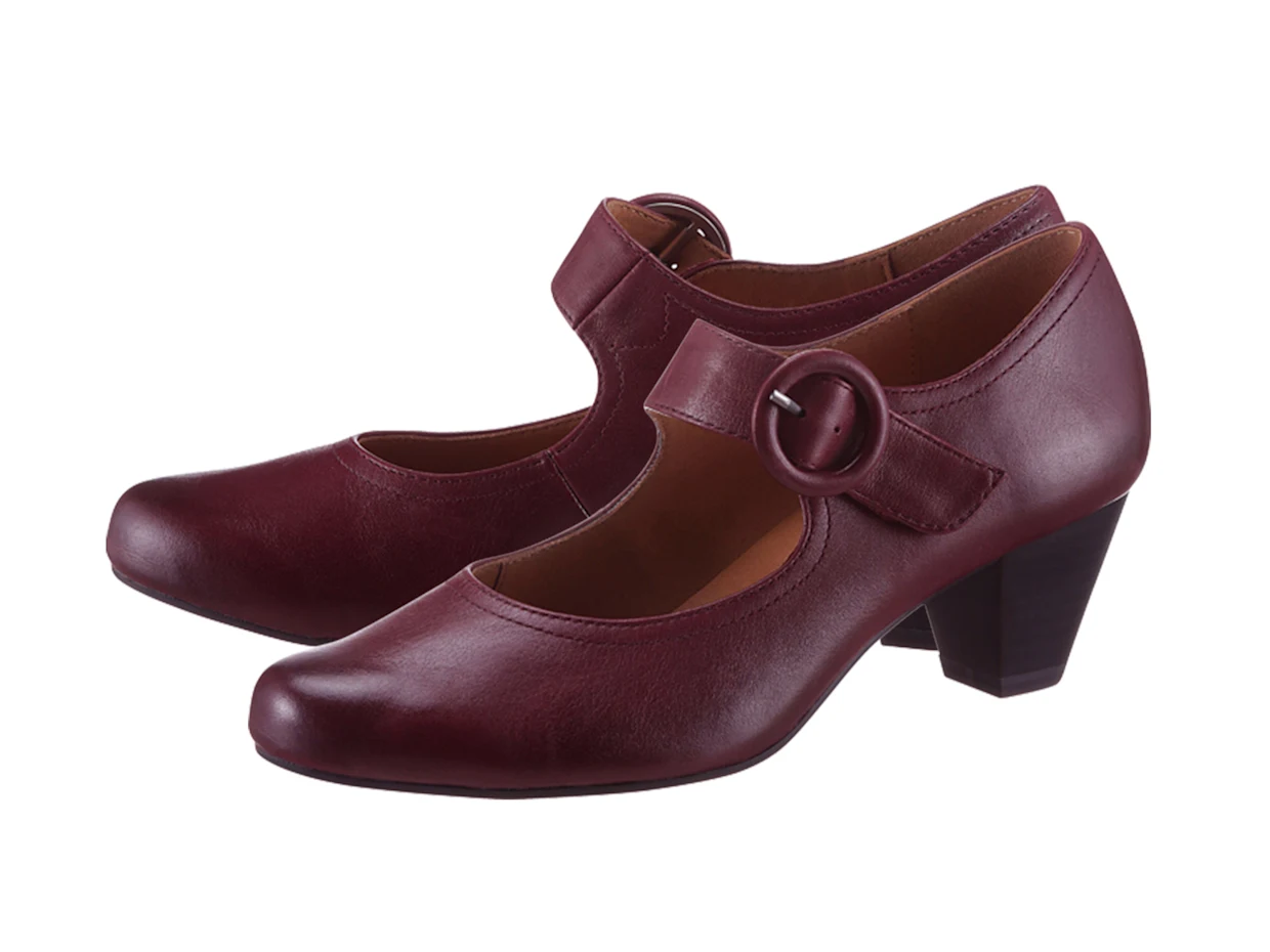 Dunkelrote Damenschuhe mit Absatz und Riemenverschluss. Dunkelrote Damenschuhe mit Absatz und Riemenverschluss.