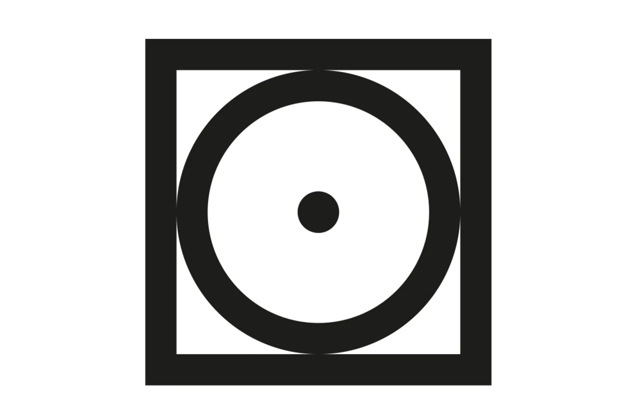 Symbol für Wäschetrockner bei niedriger Temperatur, schwarzes Kreis-Symbol mit Punkt in der Mitte, umrahmt von einem Quadrat. Symbol für Wäschetrockner bei niedriger Temperatur, schwarzes Kreis-Symbol mit Punkt in der Mitte, umrahmt von einem Quadrat.