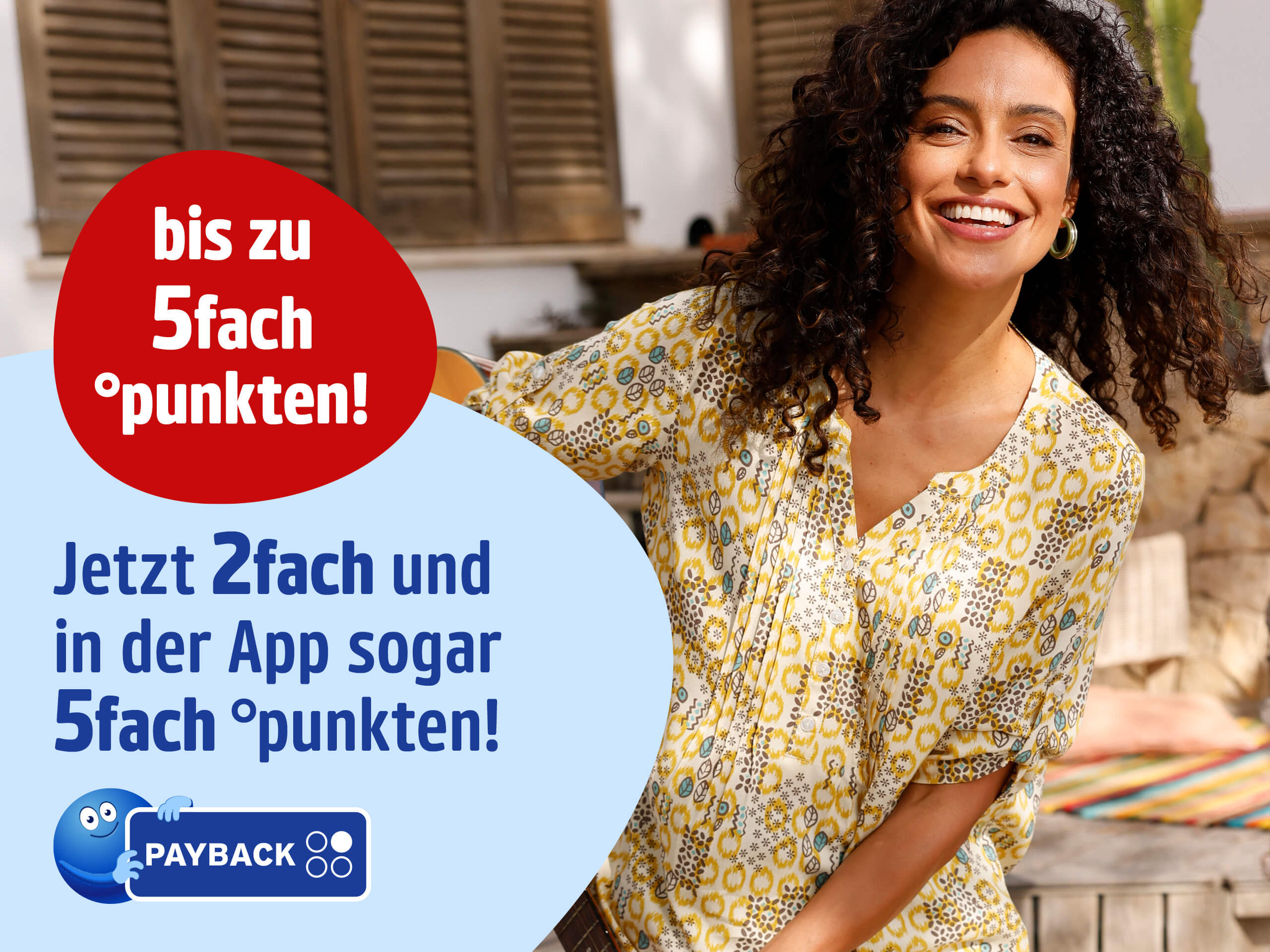 Ein Bild mit dem Text 'bis zu 5 fach °punkten! Jetzt 2 fach und in der App sogar 5 fach °punkten!'. Der Hintergrund zeigt eine lachende Frau in sommerlicher gemusterter Bluse, die draußen vor einem Haus mit Holzfensterläden sitzt, sonnige und freundliche Atmosphäre. Daneben ist das PAYBACK Logo zu sehen.