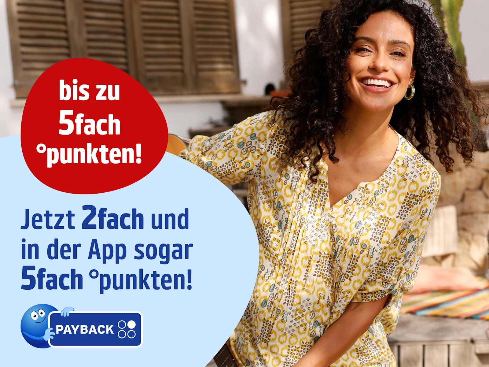 Ein Bild mit dem Text 'bis zu 5 fach °punkten! Jetzt 2 fach und in der App sogar 5 fach °punkten!'. Der Hintergrund zeigt eine lachende Frau in sommerlicher gemusterter Bluse, die draußen vor einem Haus mit Holzfensterläden sitzt, sonnige und freundliche Atmosphäre. Daneben ist das PAYBACK Logo zu sehen.