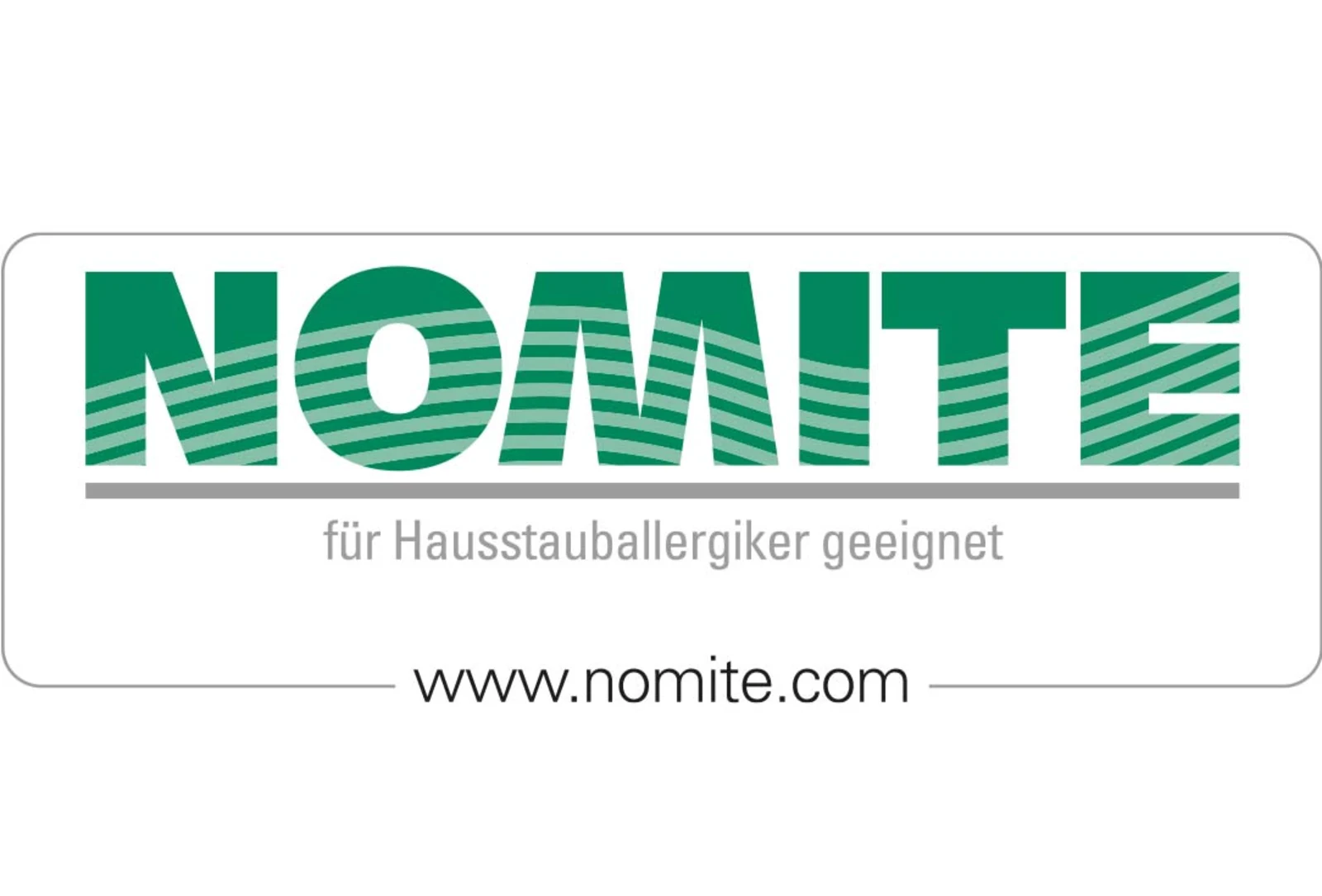 Logo der Marke NOMITE mit grünem Schriftzug, darunter der Text "für Hausstauballergiker geeignet" und die Website-Adresse "www.nomite.com". Logo der Marke NOMITE mit grünem Schriftzug, darunter der Text "für Hausstauballergiker geeignet" und die Website-Adresse "www.nomite.com".